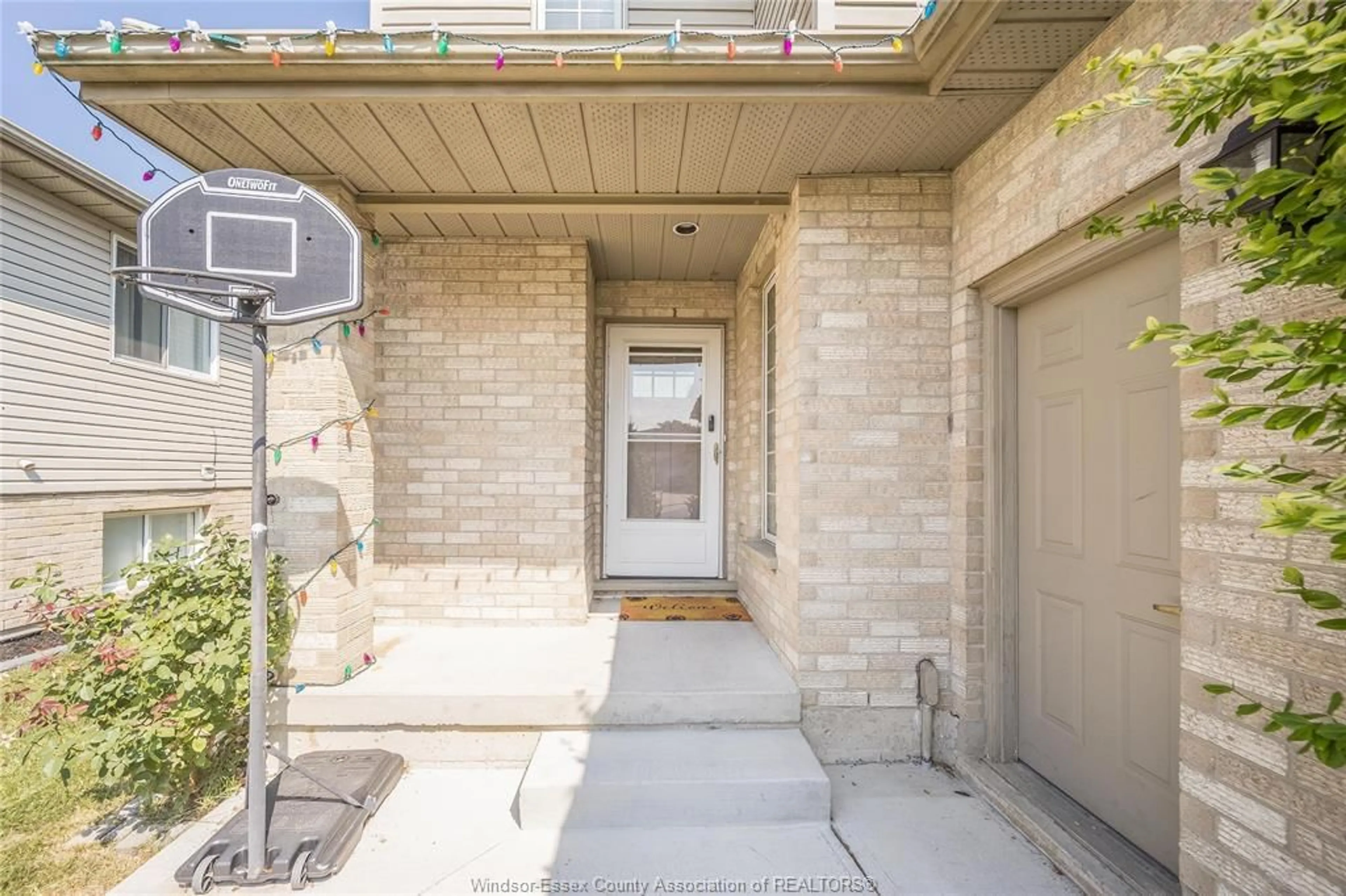 Indoor entryway for 746 MICHAEL Dr, Tecumseh Ontario N8N 5A3