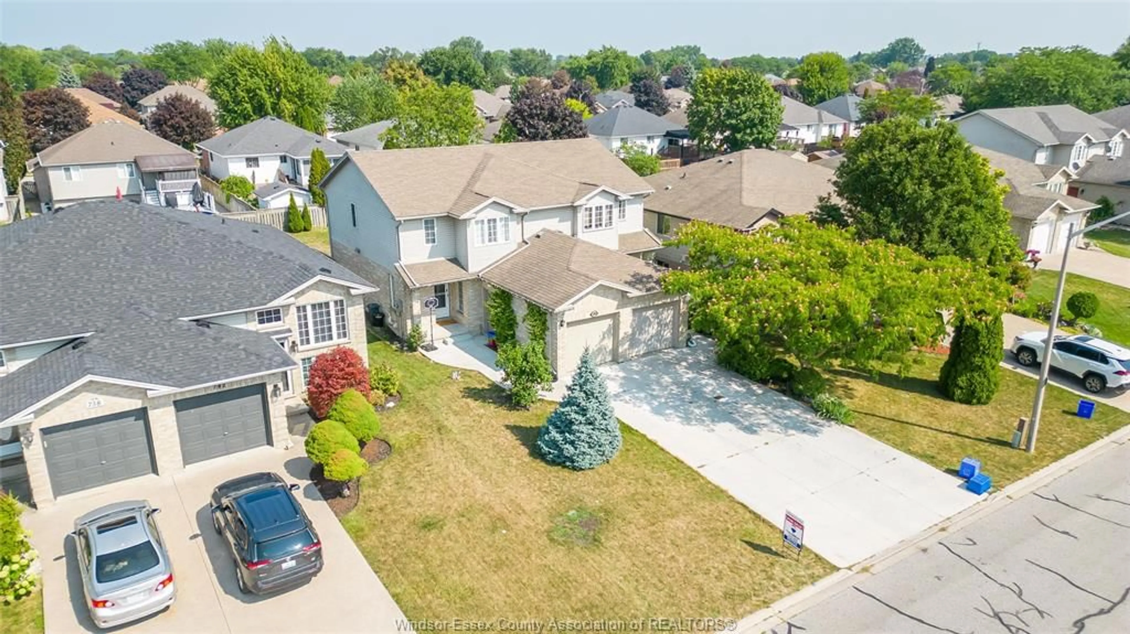 A pic from outside/outdoor area/front of a property/back of a property/a pic from drone, street for 746 MICHAEL Dr, Tecumseh Ontario N8N 5A3