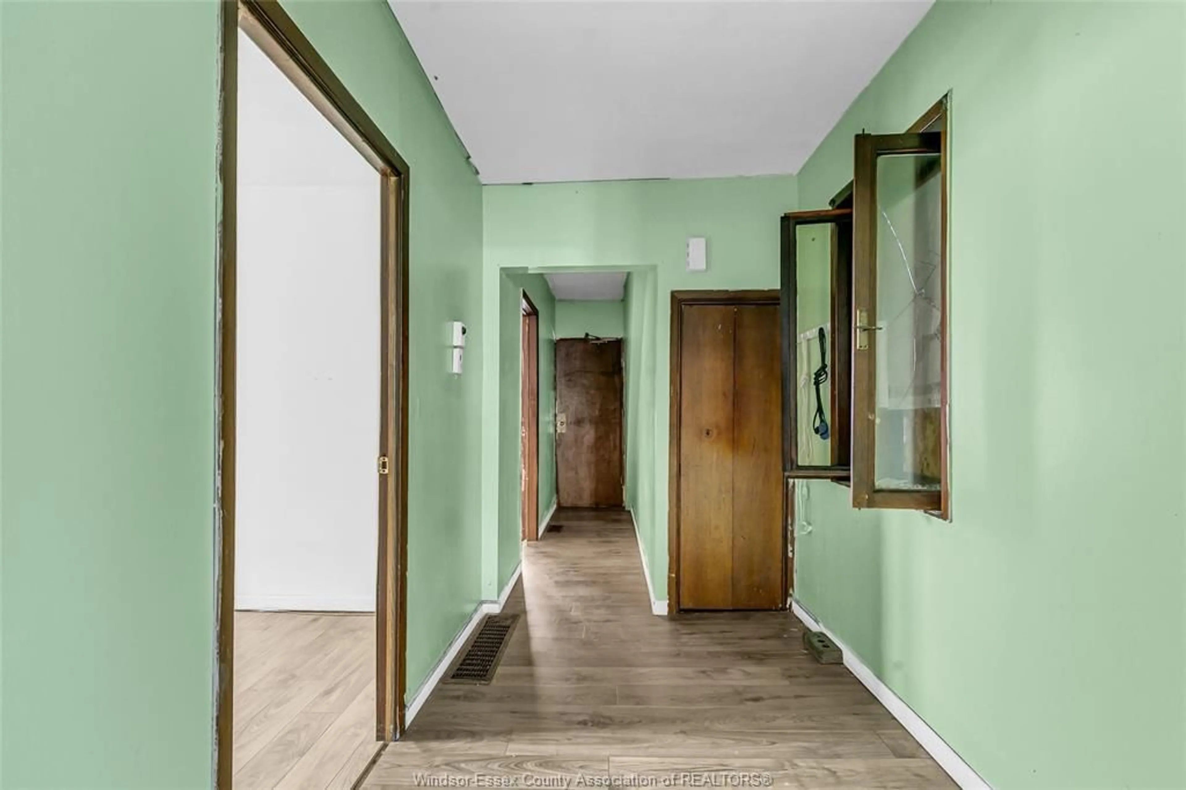 Indoor foyer for 460 AYLMER, Windsor Ontario N9A 1T6