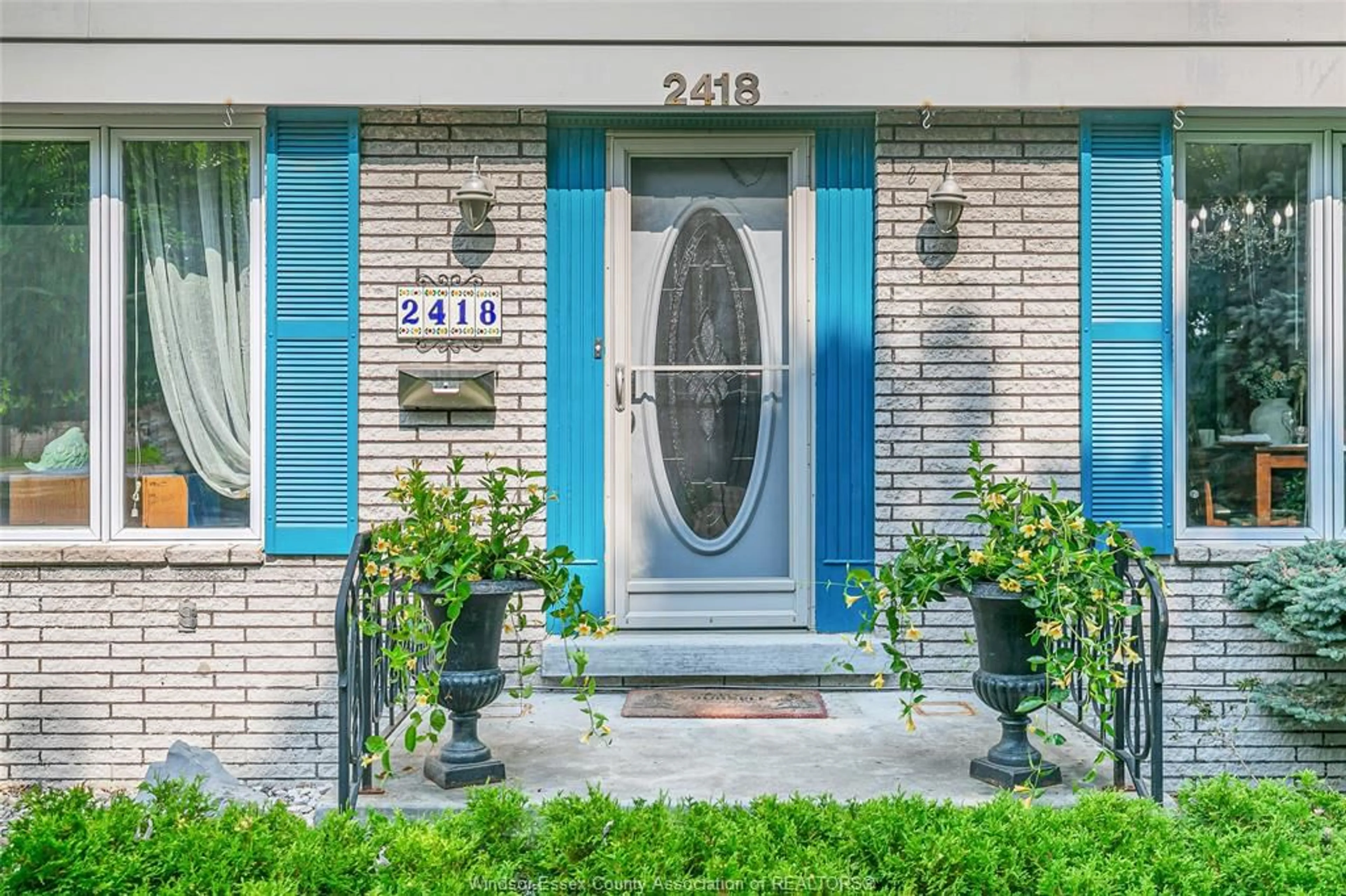 Indoor entryway for 2418 MARK Ave, Windsor Ontario N9E 2W3