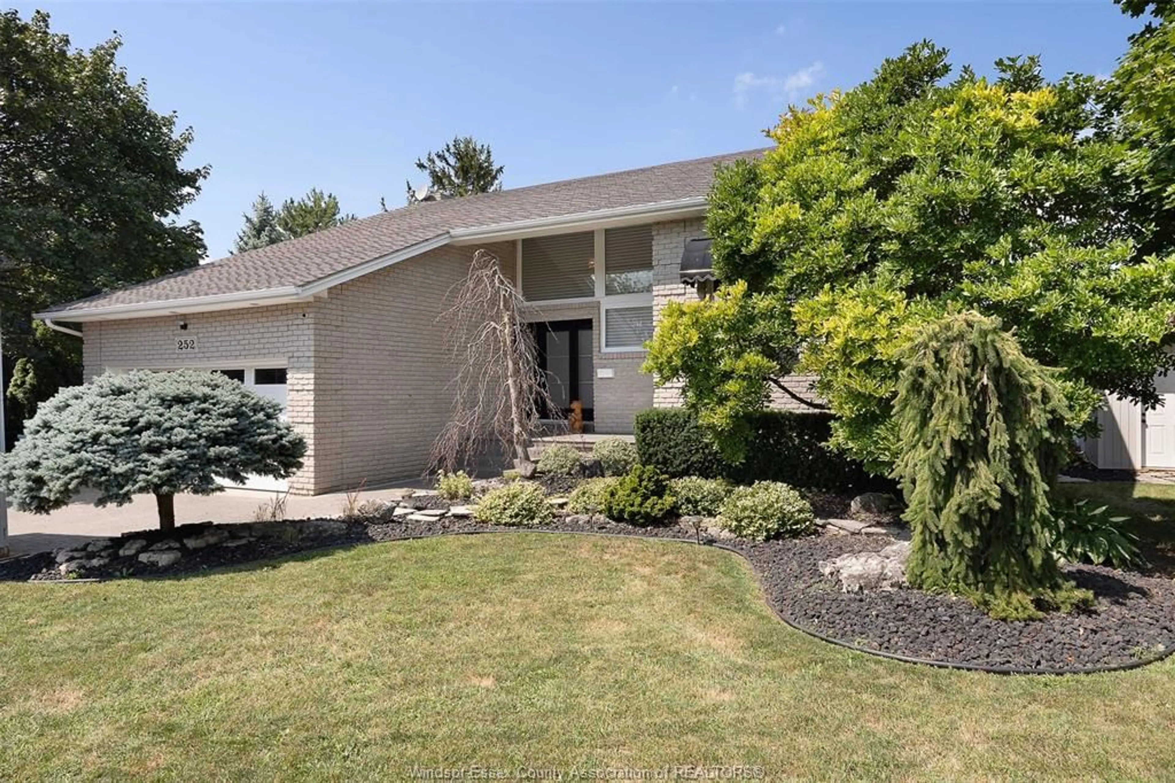 Home with vinyl exterior material, street for 252 TURNER, Amherstburg Ontario N9V 3T3
