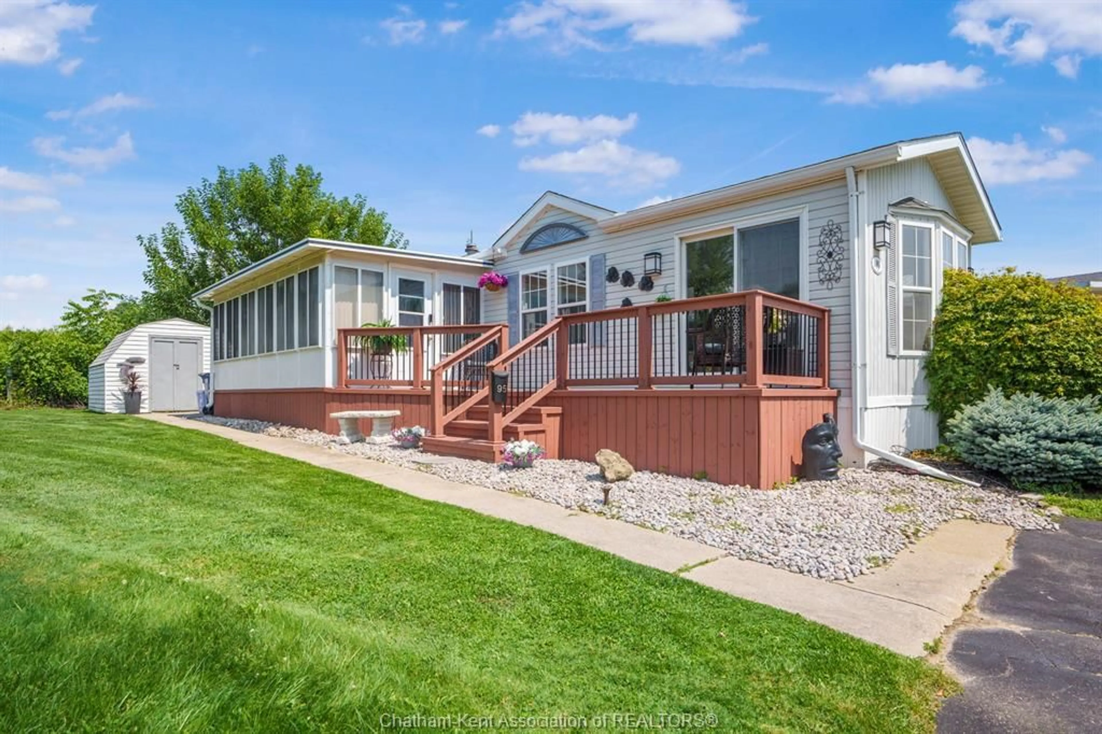 Home with vinyl exterior material, unknown for 95 Dunkirk Dr, Chatham Ontario N7L 5J5