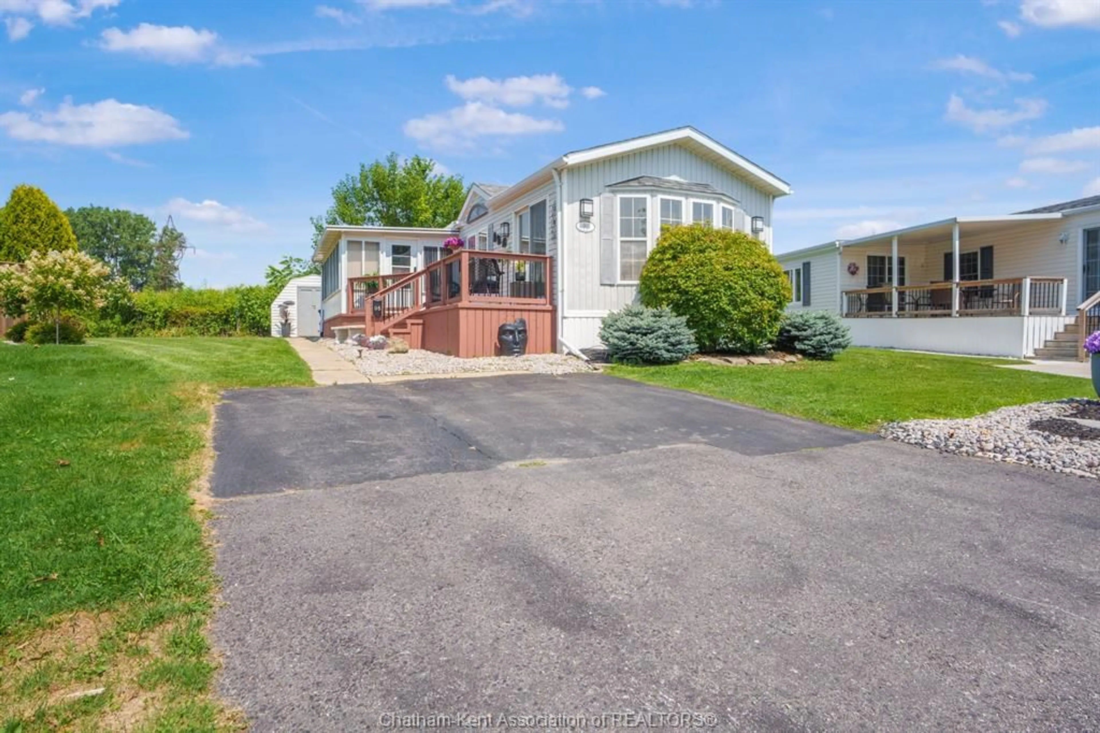 A pic from outside/outdoor area/front of a property/back of a property/a pic from drone, street for 95 Dunkirk Dr, Chatham Ontario N7L 5J5