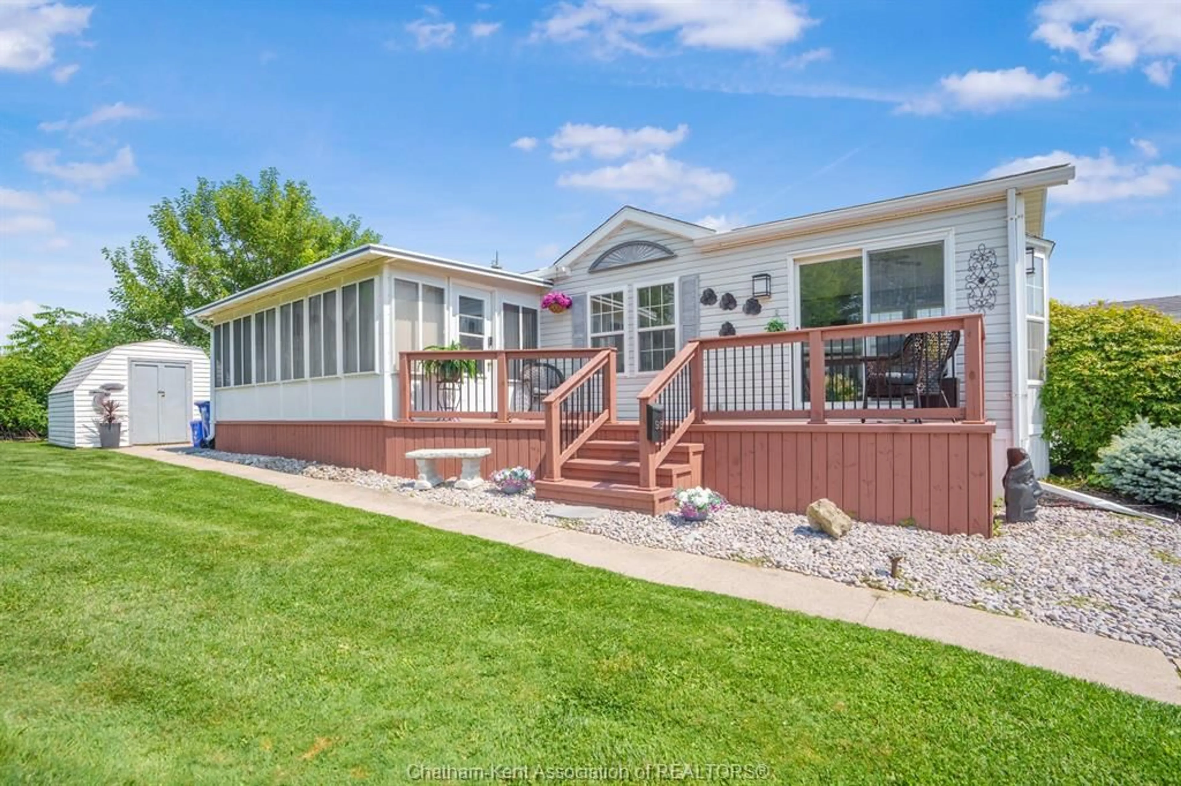 Home with vinyl exterior material, water/lake/river/ocean view for 95 Dunkirk Dr, Chatham Ontario N7L 5J5