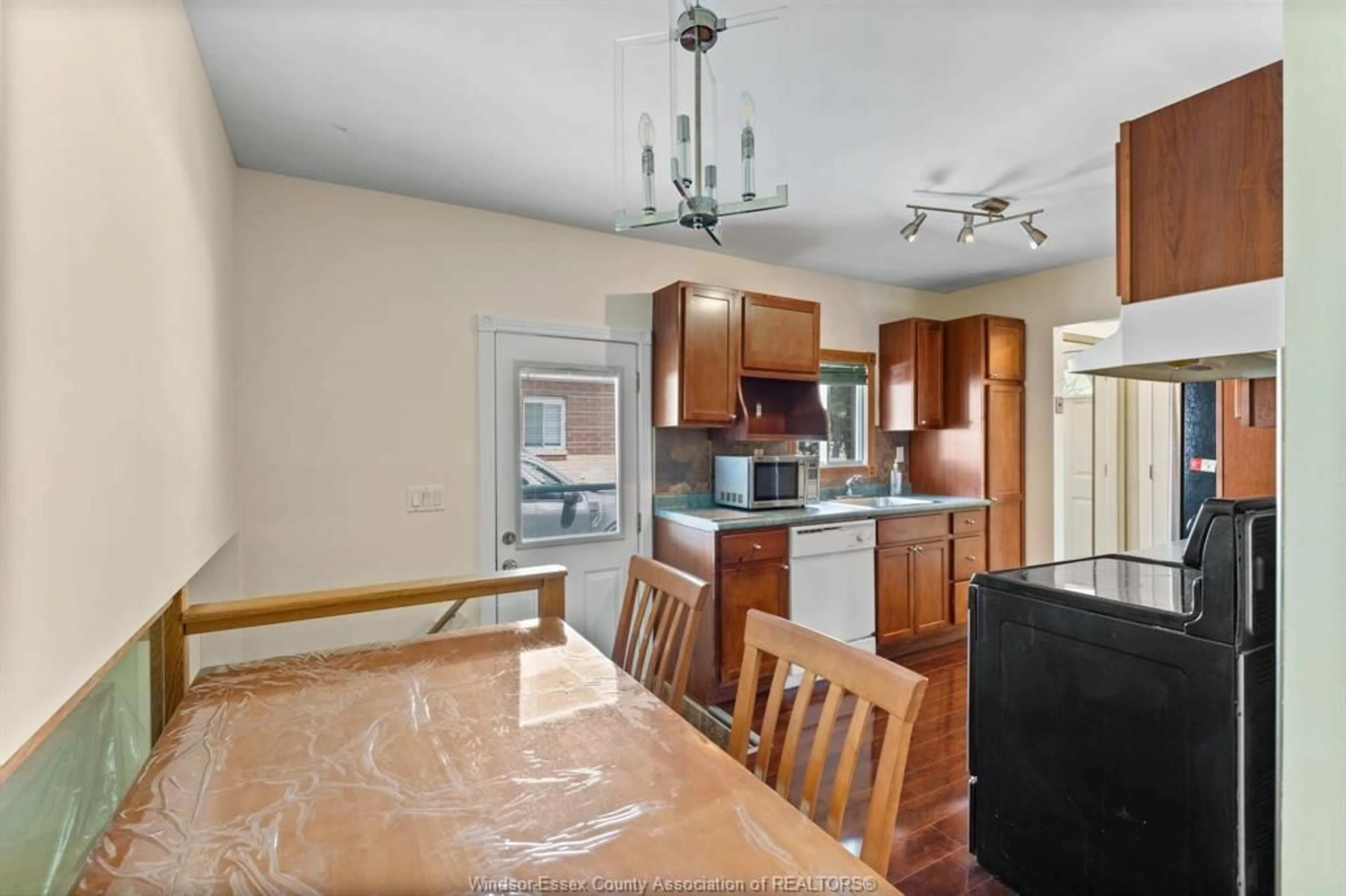 Standard kitchen, unknown for 2943 JEFFERSON, Windsor Ontario N8T 3J1