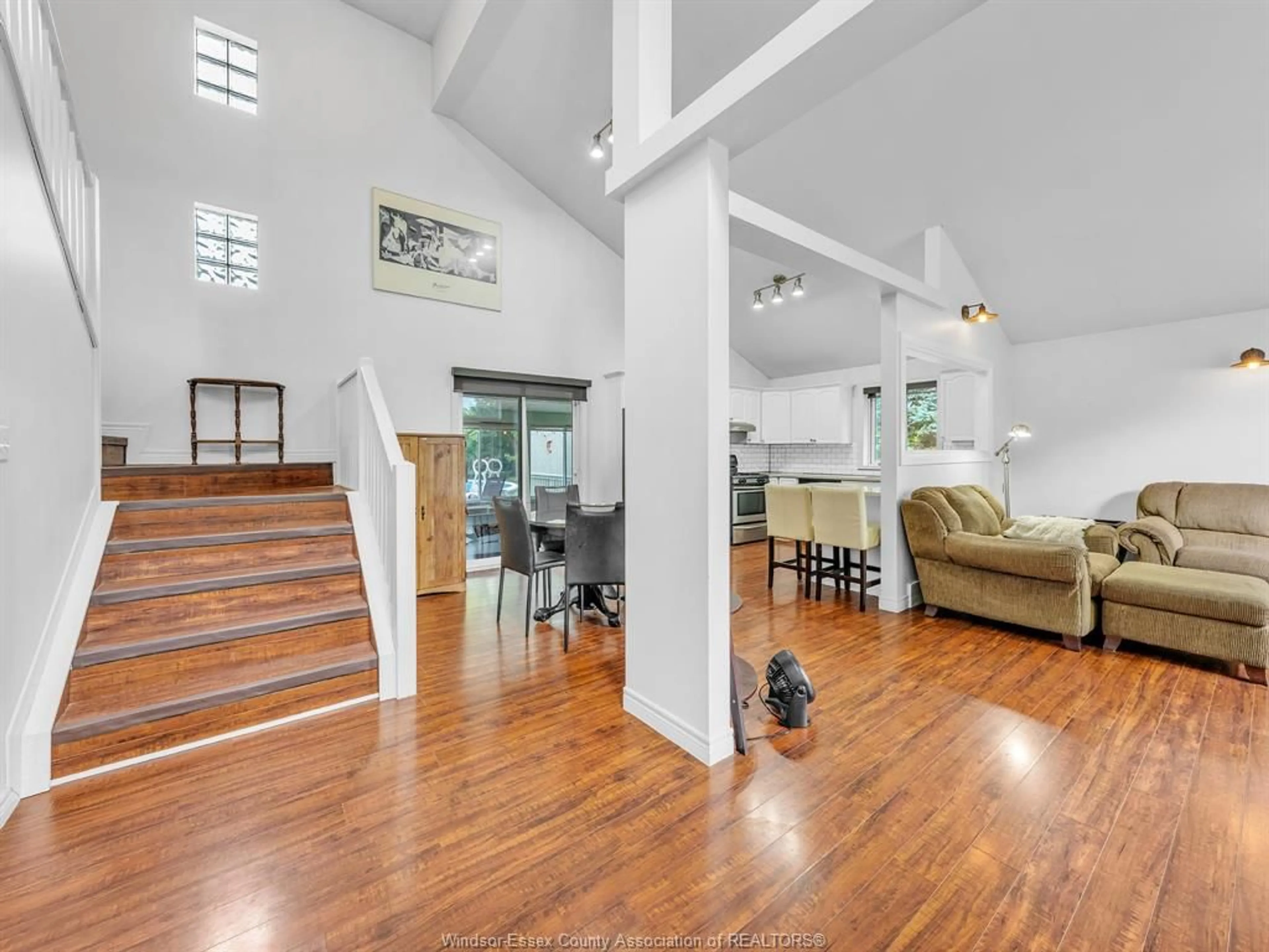 Indoor foyer for 9 ELLIS Rd, Leamington Ontario N8H 3V4