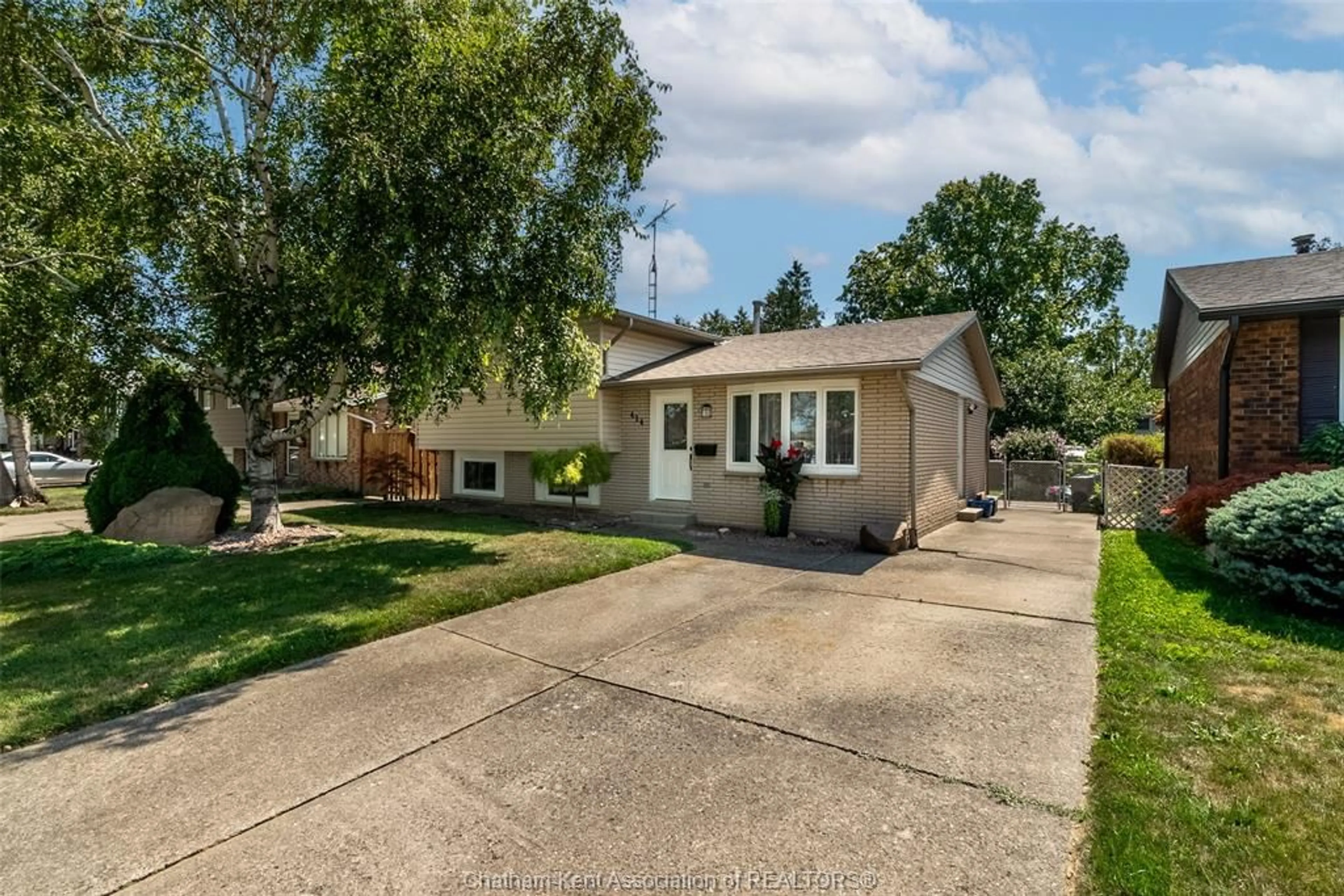 Home with vinyl exterior material, street for 414 McNaughton Ave, Chatham Ontario N7L 2G9