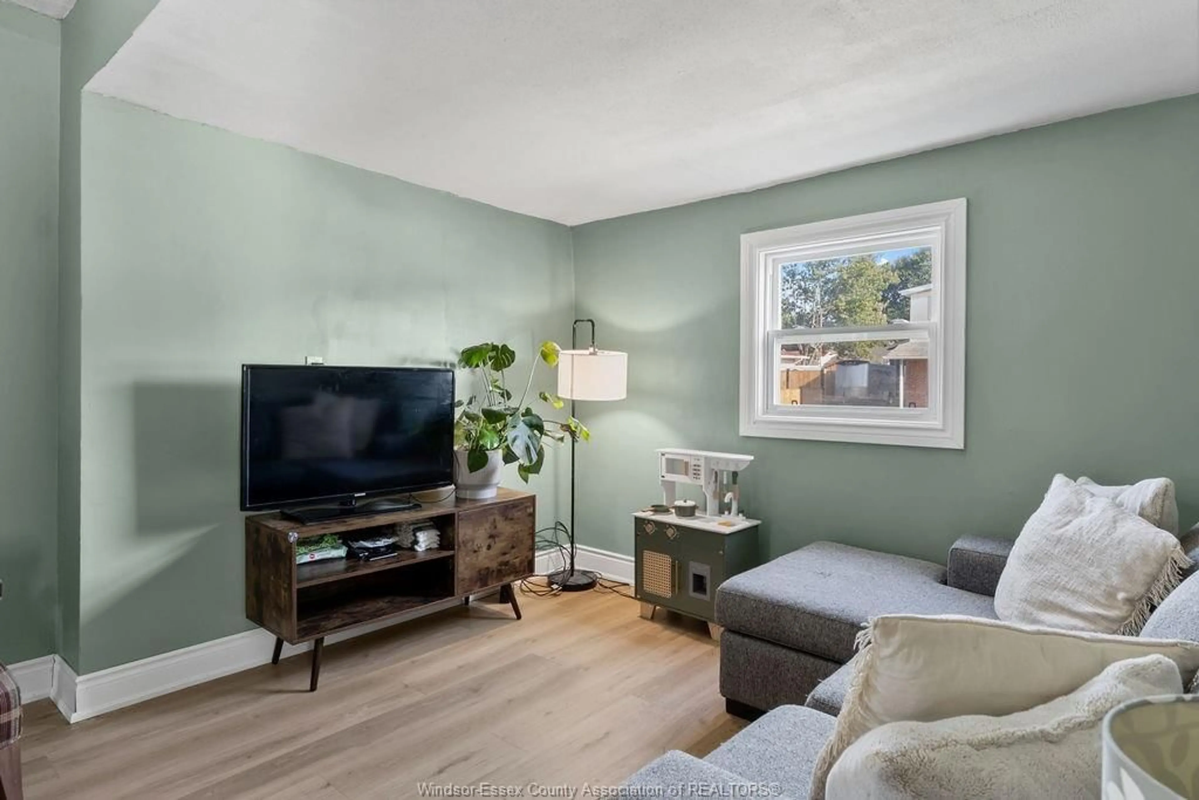 Living room with furniture, wood/laminate floor for 102 CAMERON, Essex Ontario N8M 2L5