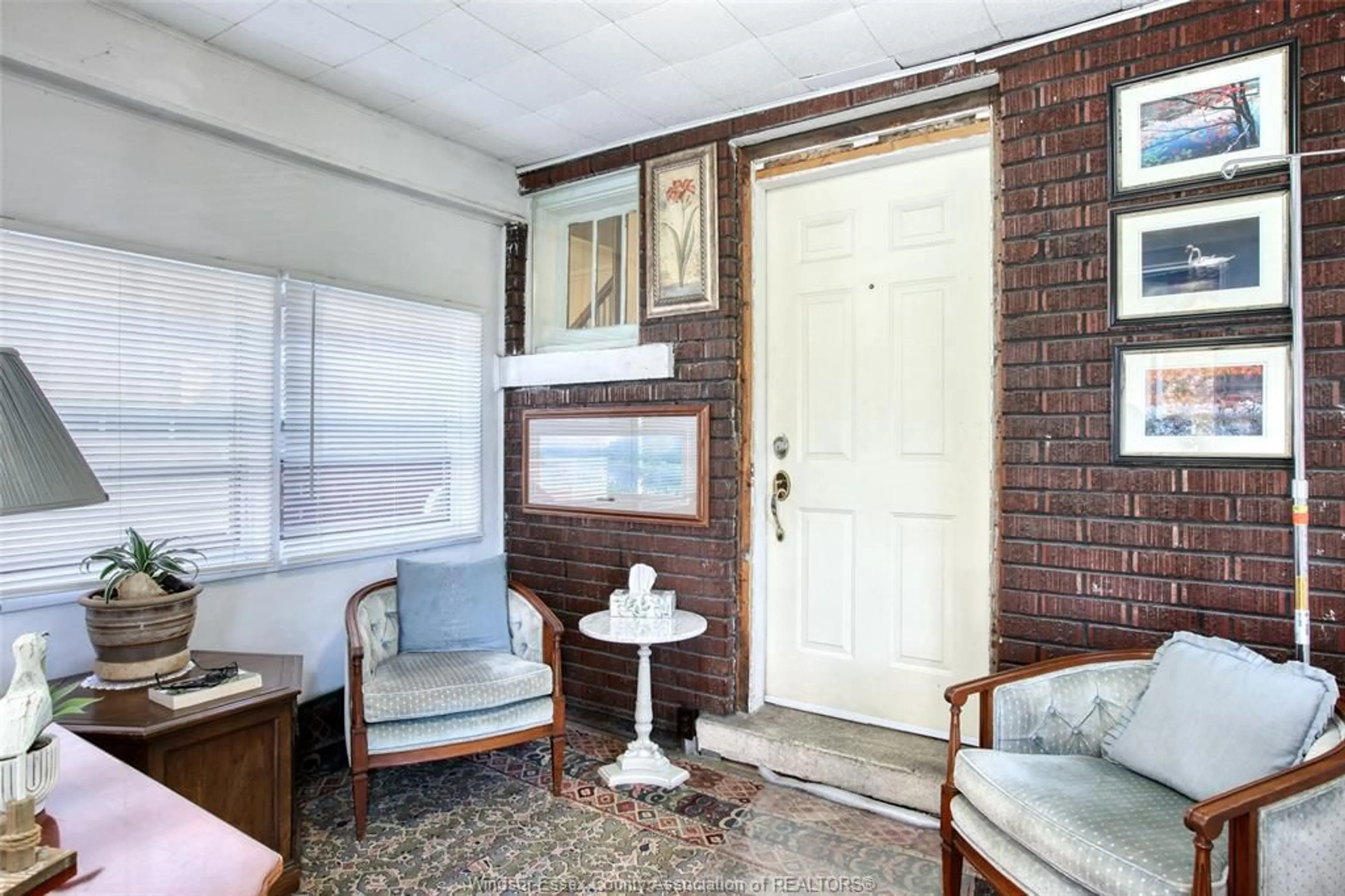 Indoor entryway for 1664 DUFFERIN, Windsor Ontario N8X 3K7