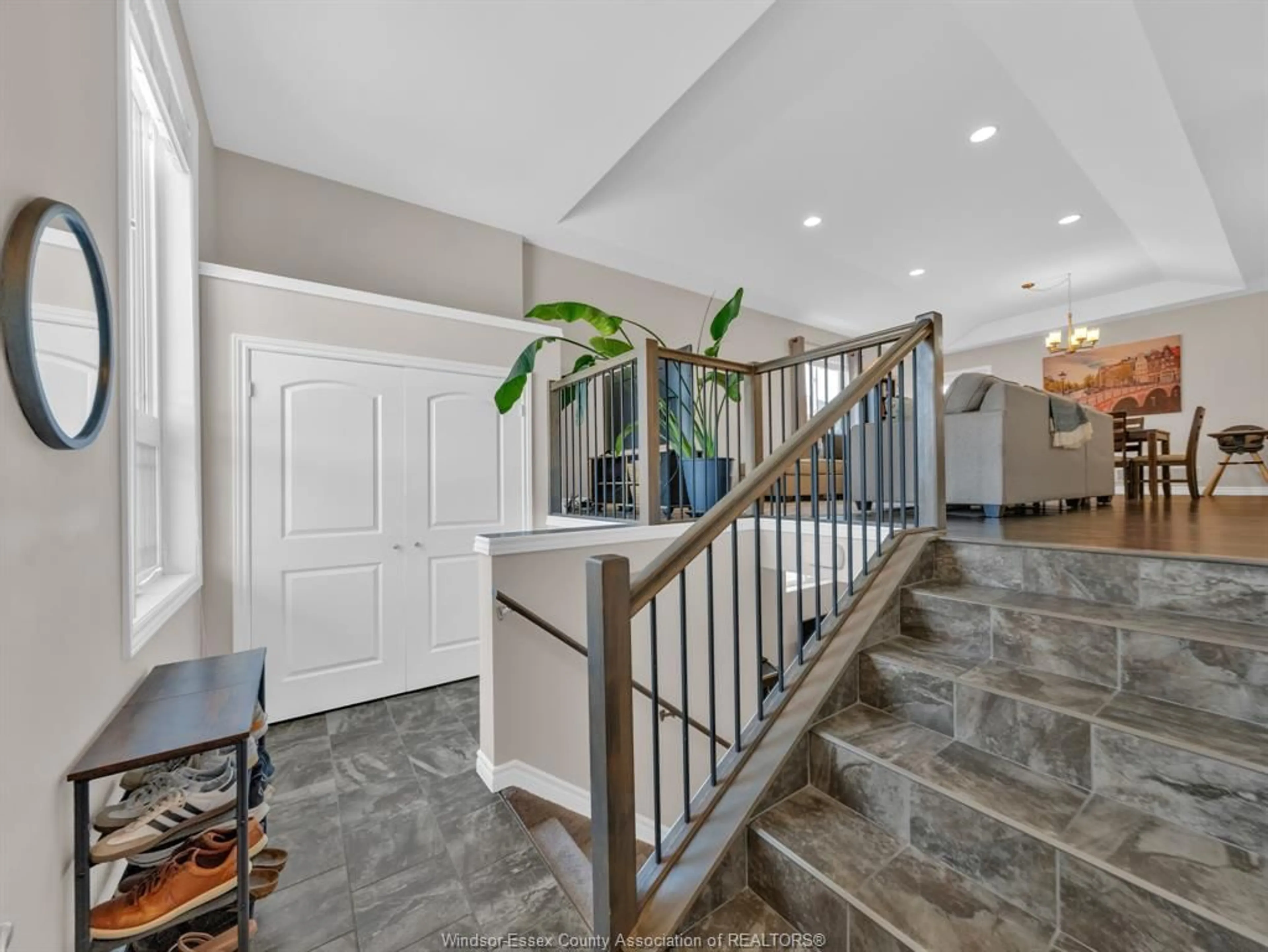 Indoor foyer for 3142 VIOLA Cres, Windsor Ontario N8N 0A1
