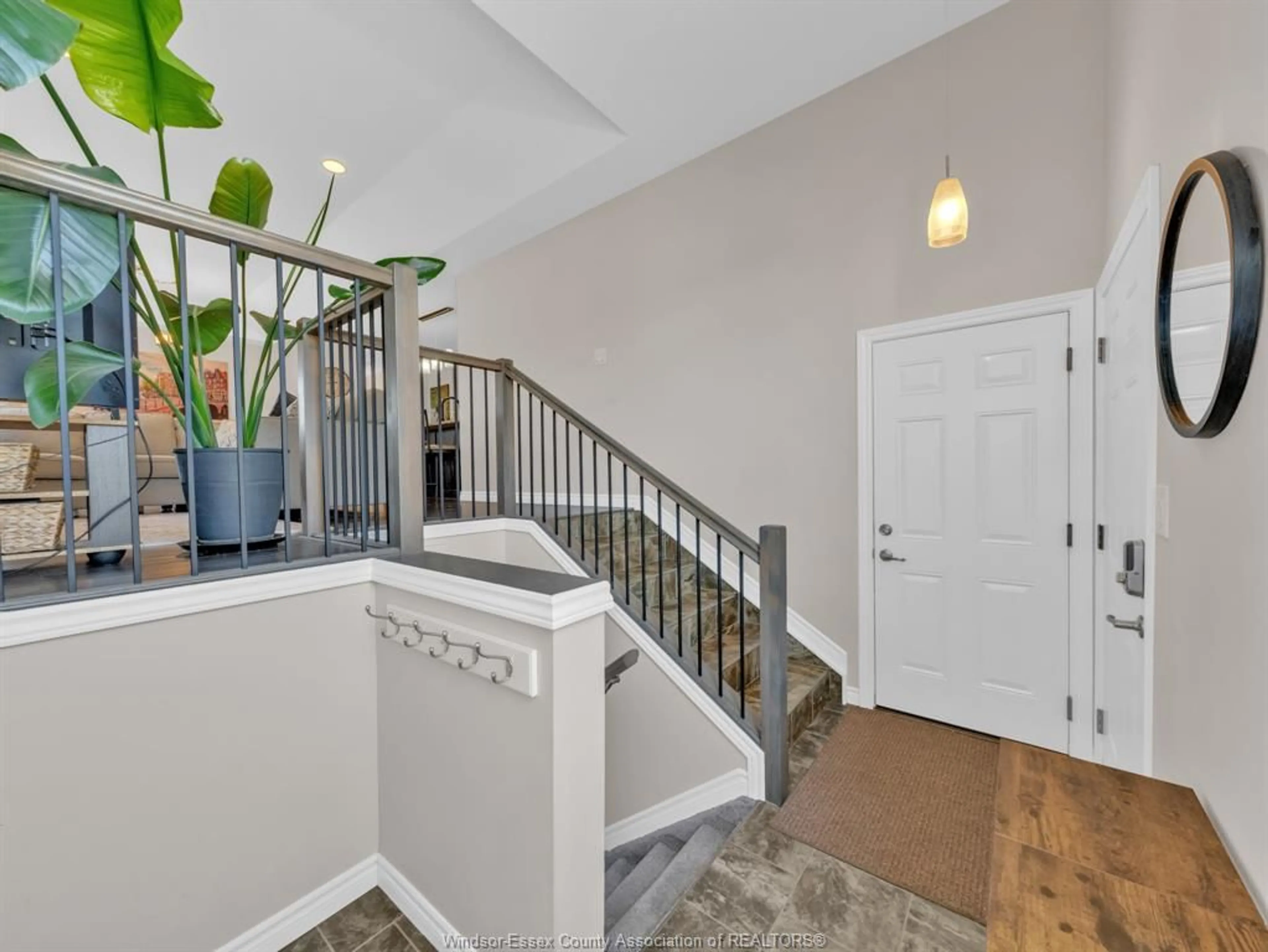 Indoor entryway for 3142 VIOLA Cres, Windsor Ontario N8N 0A1