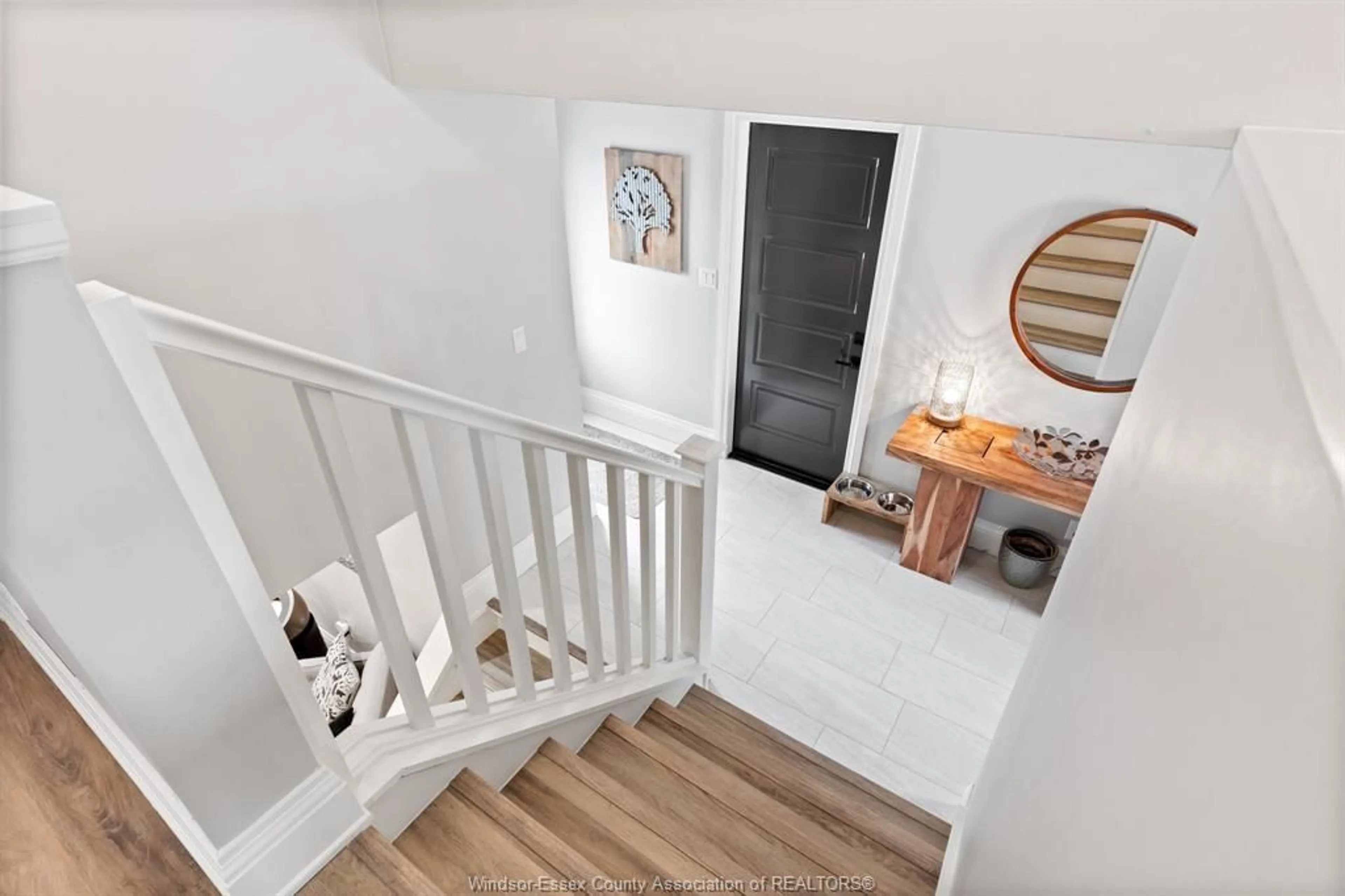 Indoor entryway for 7117 ISABELLE Crt, Windsor Ontario N8S 4J6
