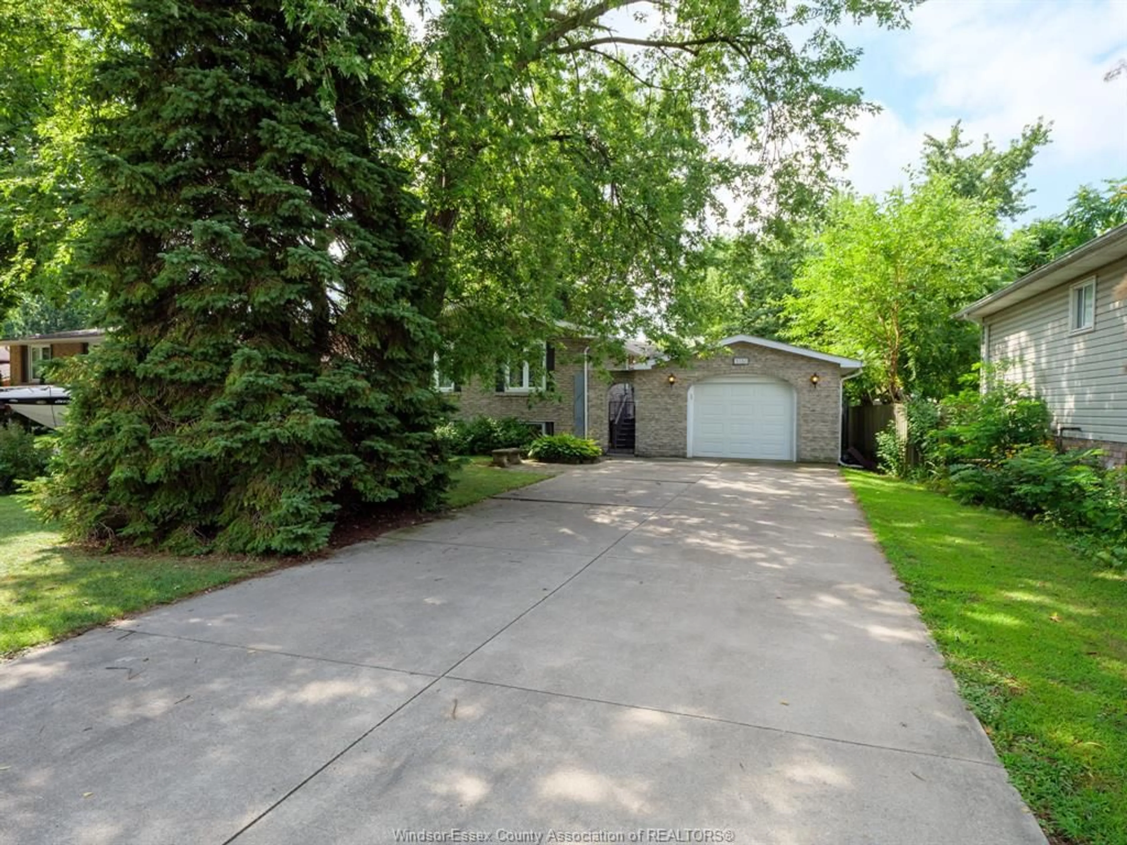 A pic from outside/outdoor area/front of a property/back of a property/a pic from drone, street for 1050 REAUME Rd, LaSalle Ontario N9J 1C1