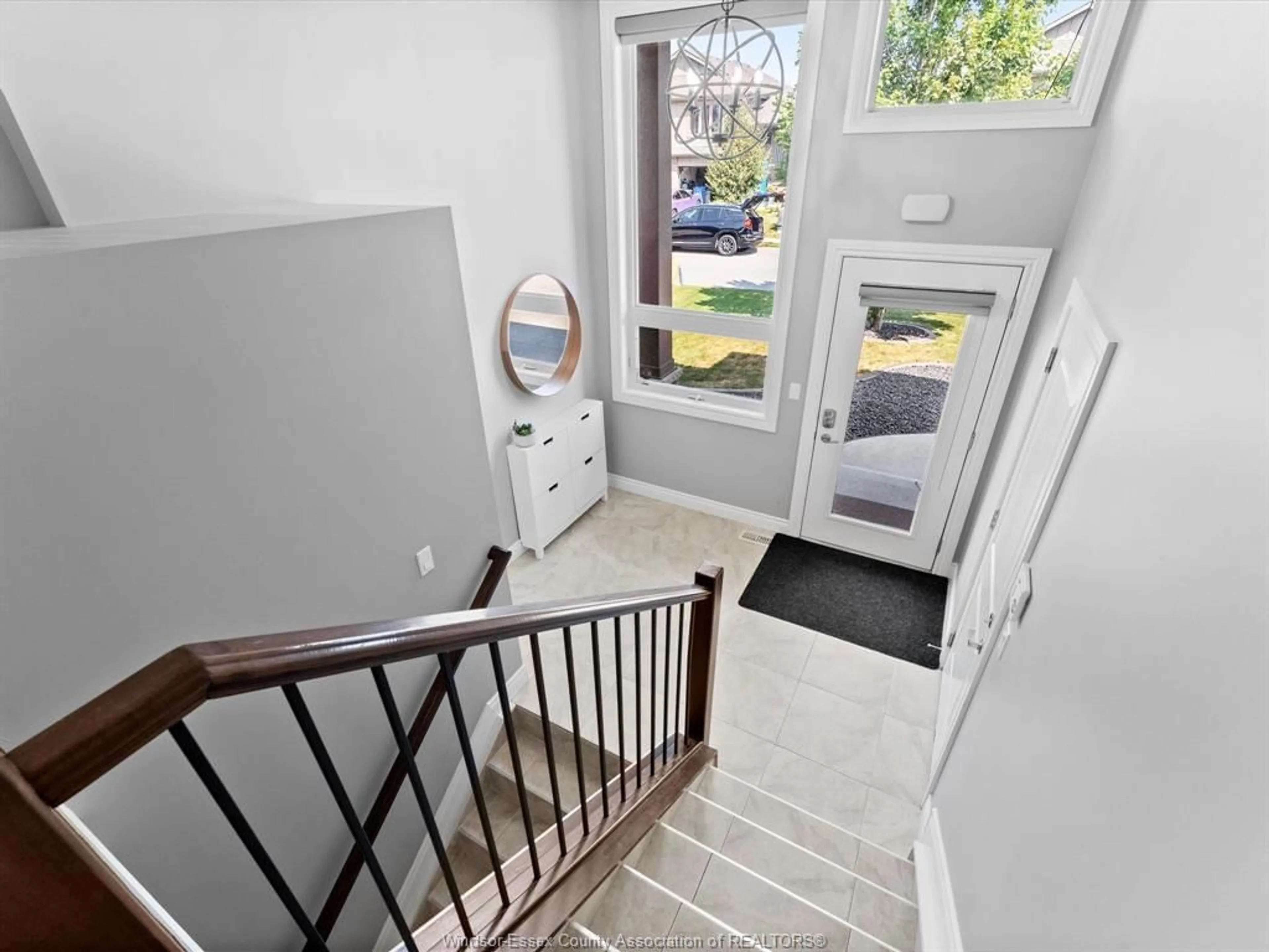Indoor entryway for 11927 MAITLAND Ave, Windsor Ontario N8P 0A9