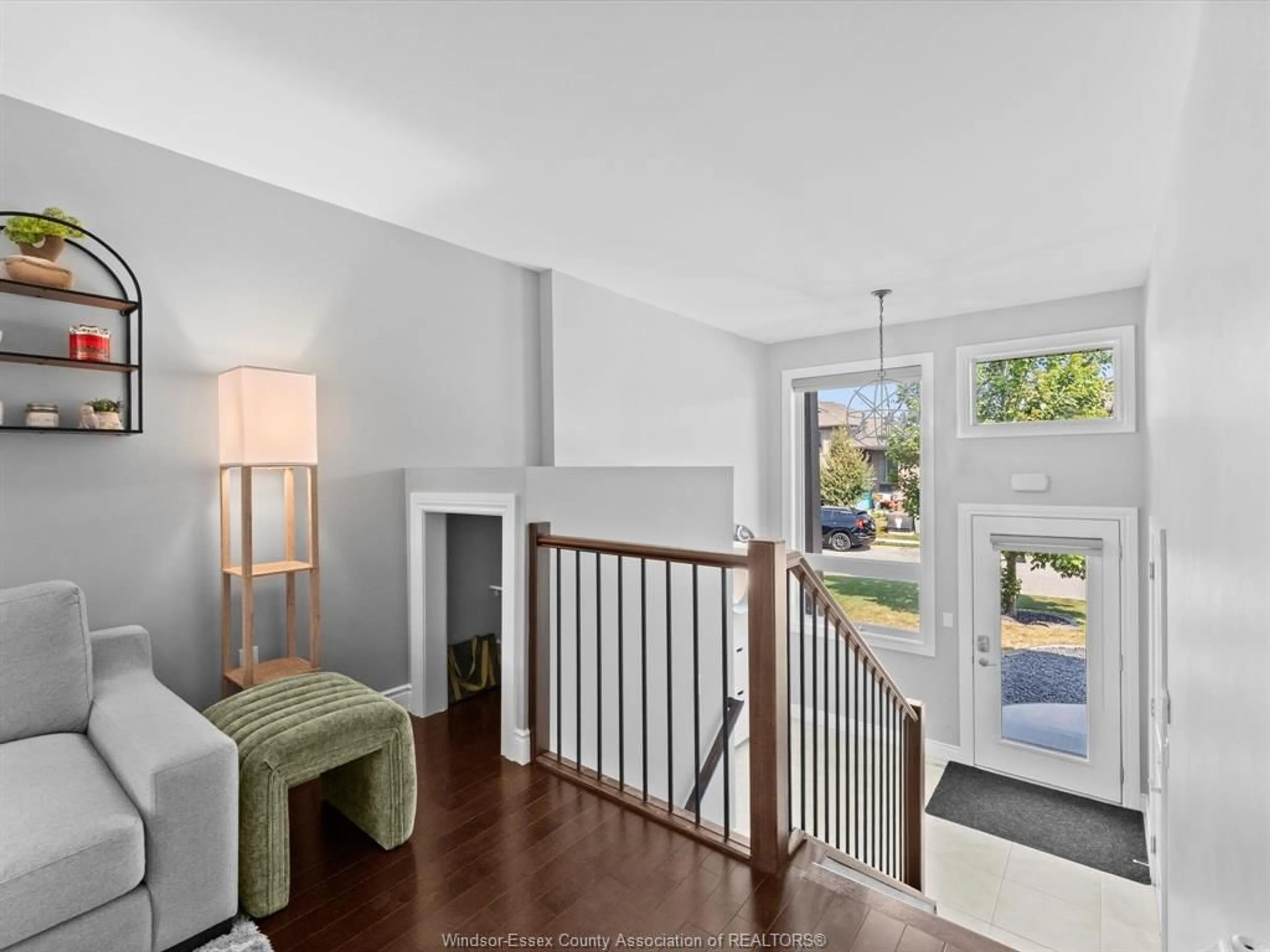 Indoor foyer for 11927 MAITLAND Ave, Windsor Ontario N8P 0A9