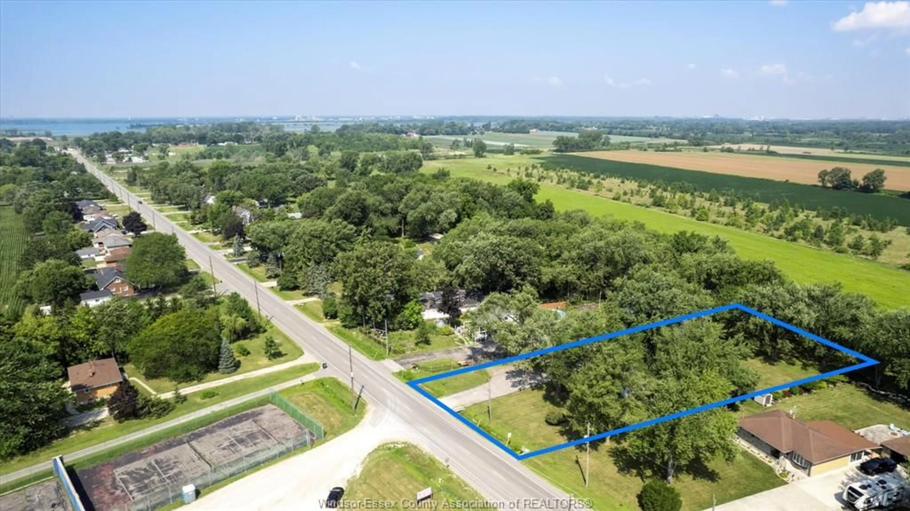 A pic from outside/outdoor area/front of a property/back of a property/a pic from drone, unknown for 9485 MALDEN Rd, LaSalle Ontario N9J 2W3