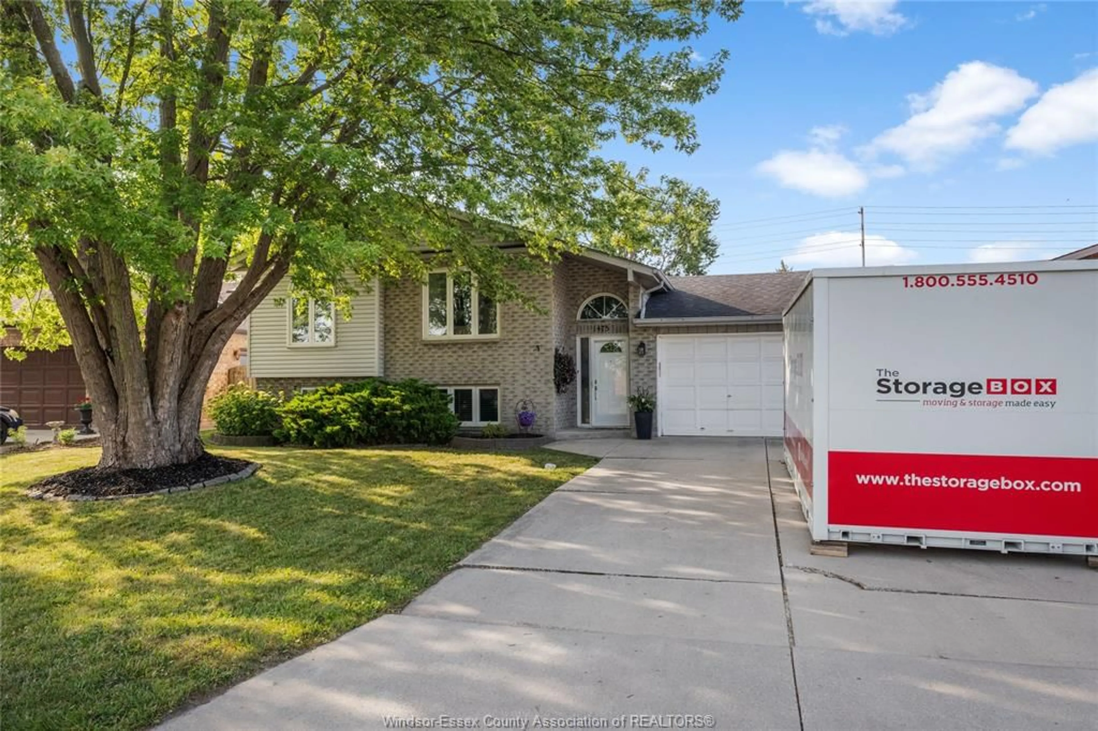 Home with vinyl exterior material, street for 1475 SUGARWOOD Cres, LaSalle Ontario N9H 2H3