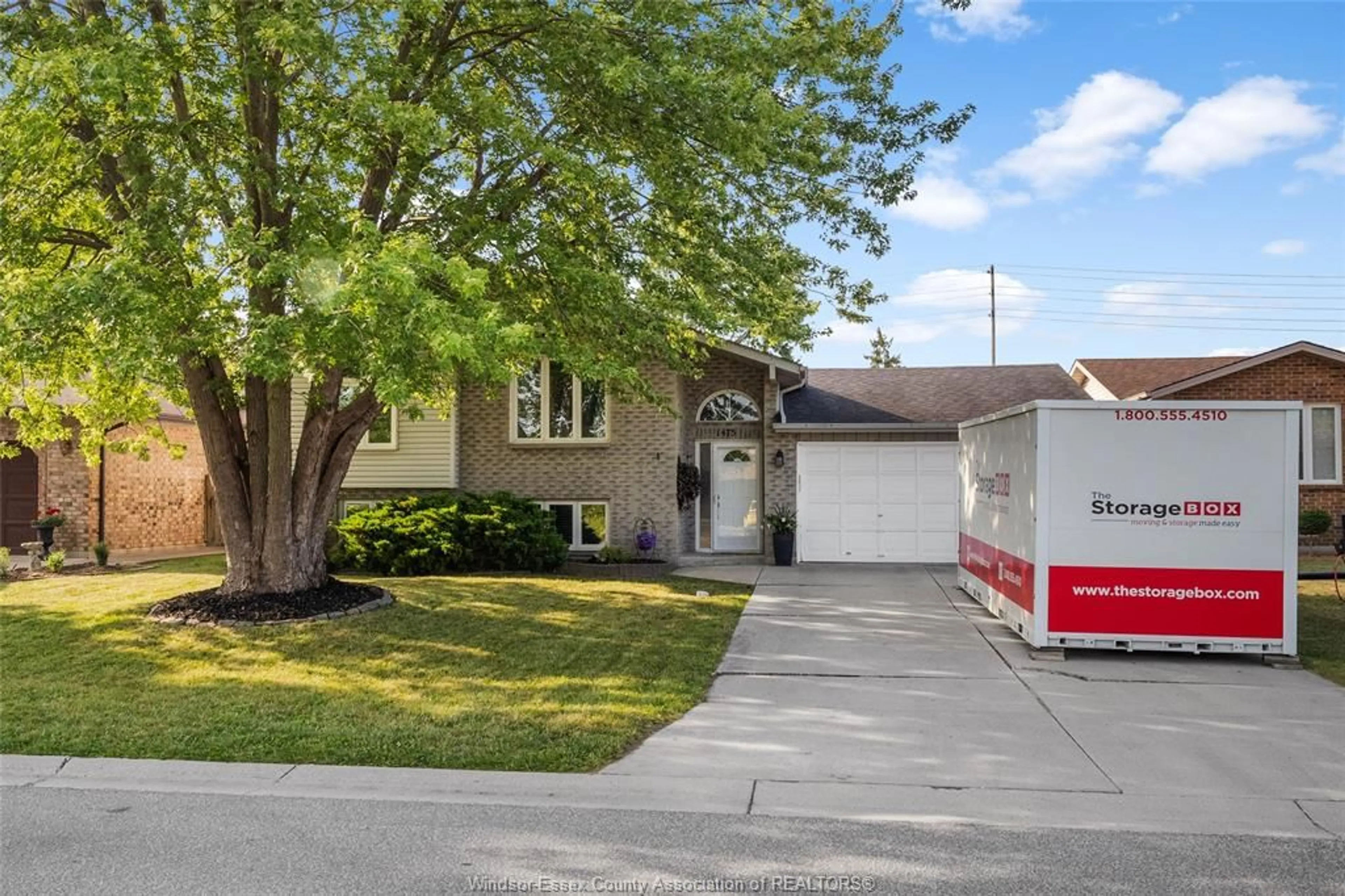 Home with vinyl exterior material, street for 1475 SUGARWOOD Cres, LaSalle Ontario N9H 2H3