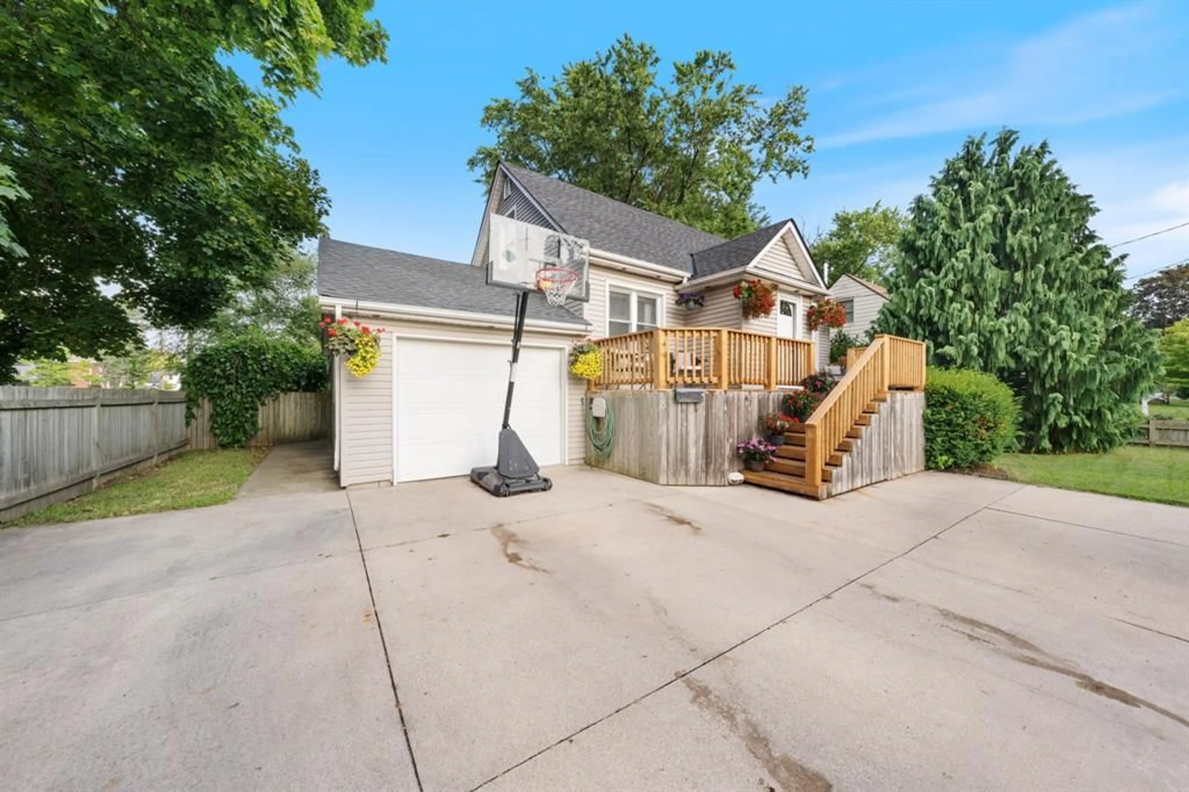 Unknown for 660 ELIZABETH Ave, Sarnia Ontario N7S 2T7
