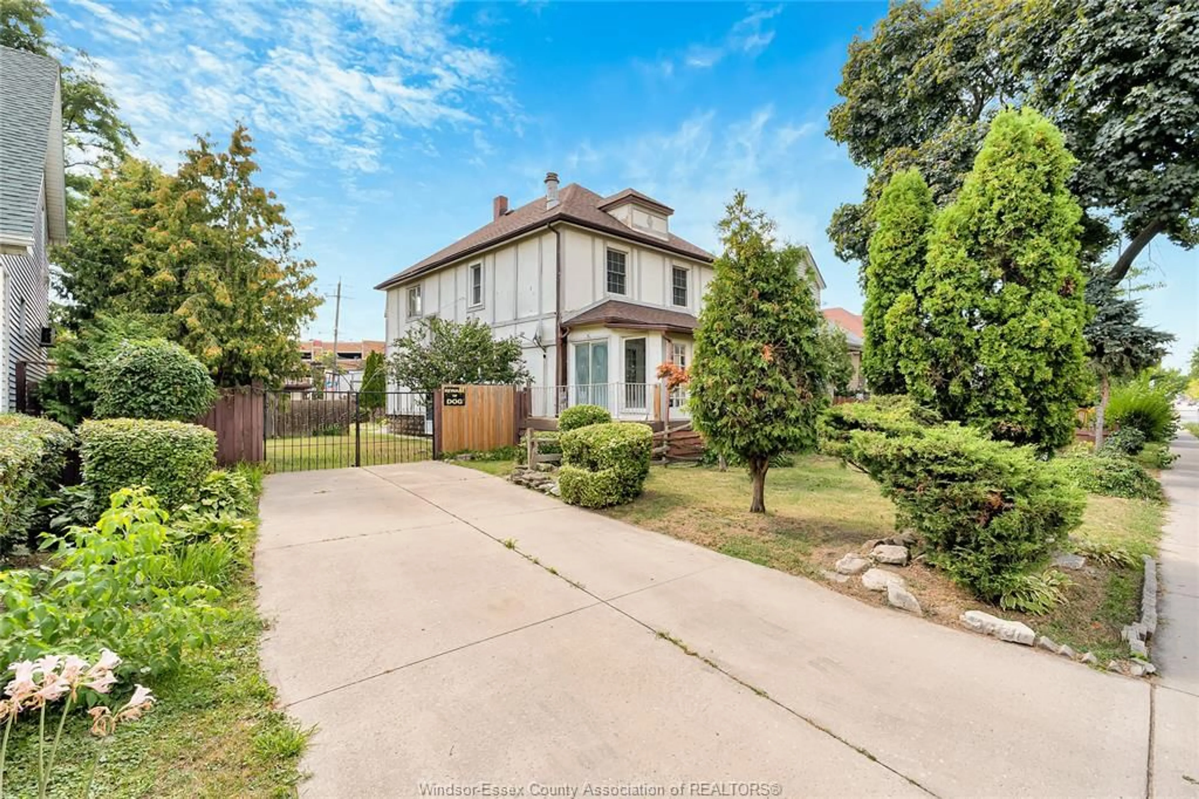A pic from outside/outdoor area/front of a property/back of a property/a pic from drone, street for 1019 WINDSOR, Windsor Ontario N9A 1K3