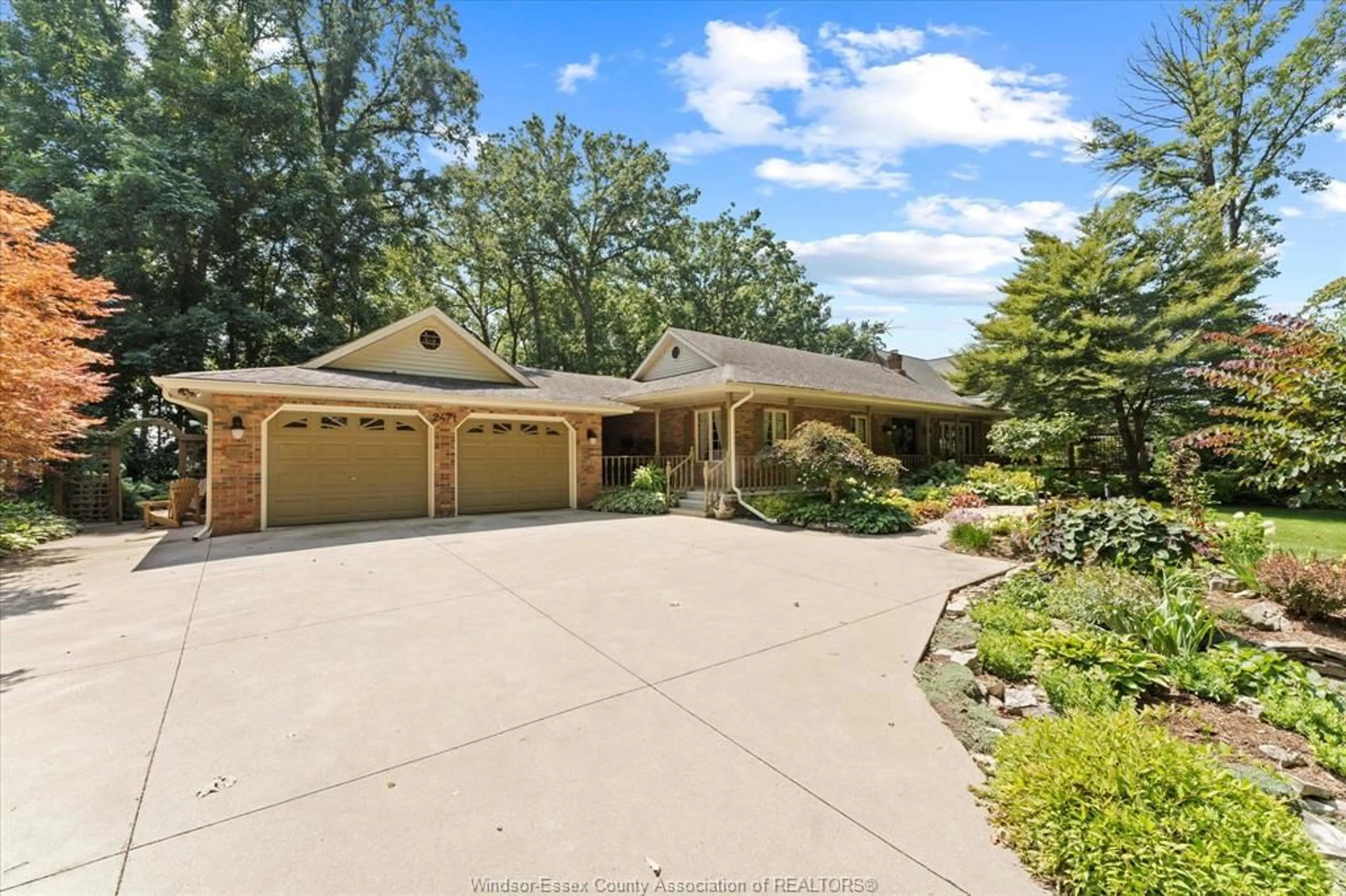 A pic from outside/outdoor area/front of a property/back of a property/a pic from drone, water/lake/river/ocean view for 2471 MIDDLE SIDE ROAD, Amherstburg Ontario N9V 2Y9