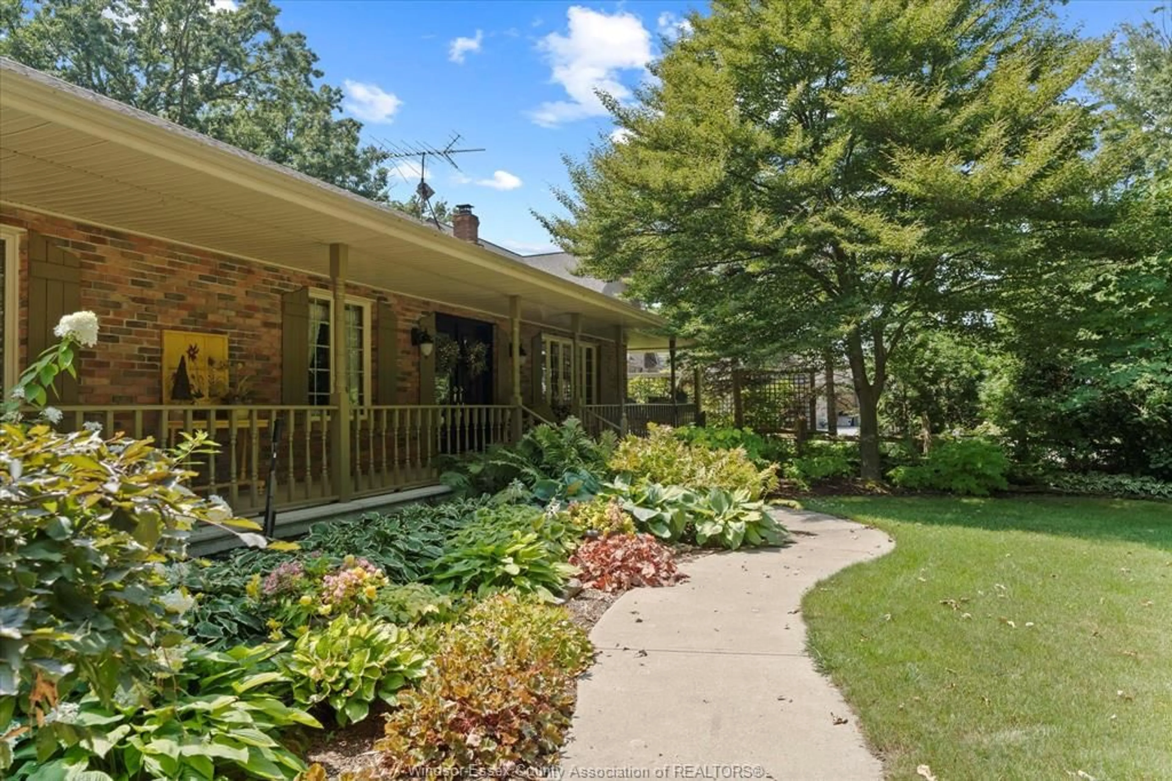 Patio, water/lake/river/ocean view for 2471 MIDDLE SIDE ROAD, Amherstburg Ontario N9V 2Y9