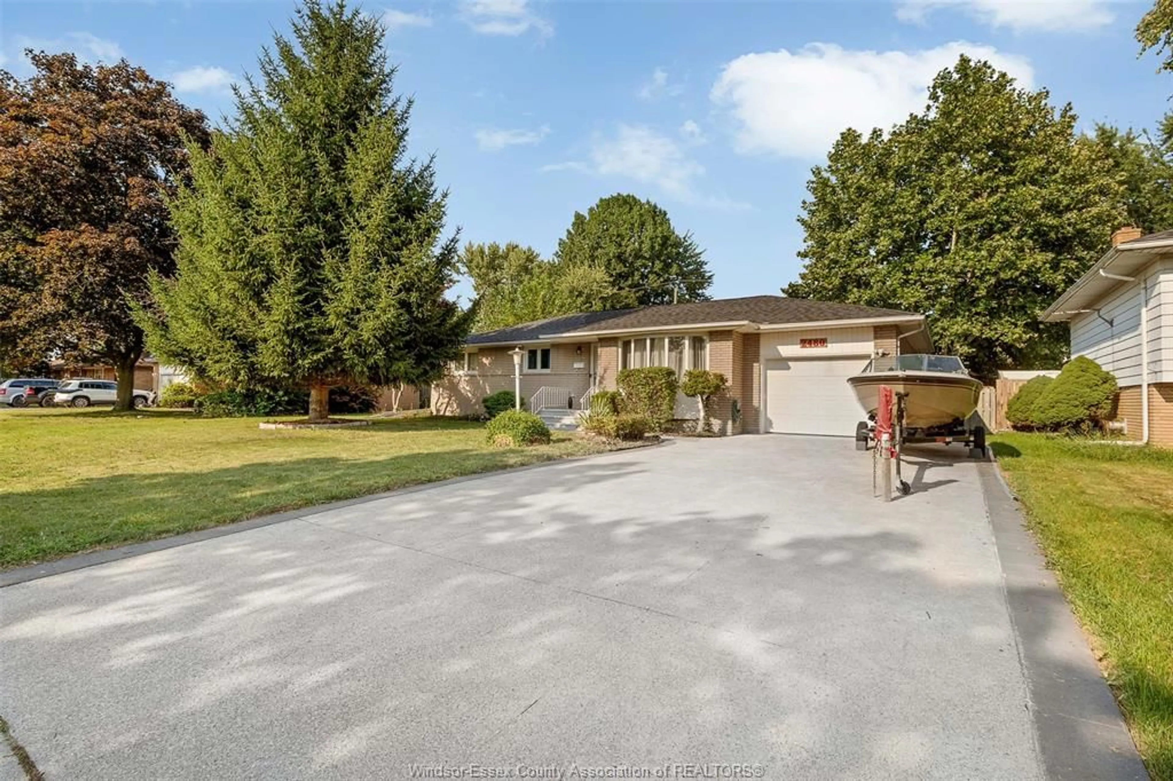 A pic from outside/outdoor area/front of a property/back of a property/a pic from drone, street for 2480 EVERTS, Windsor Ontario N9E 2T7