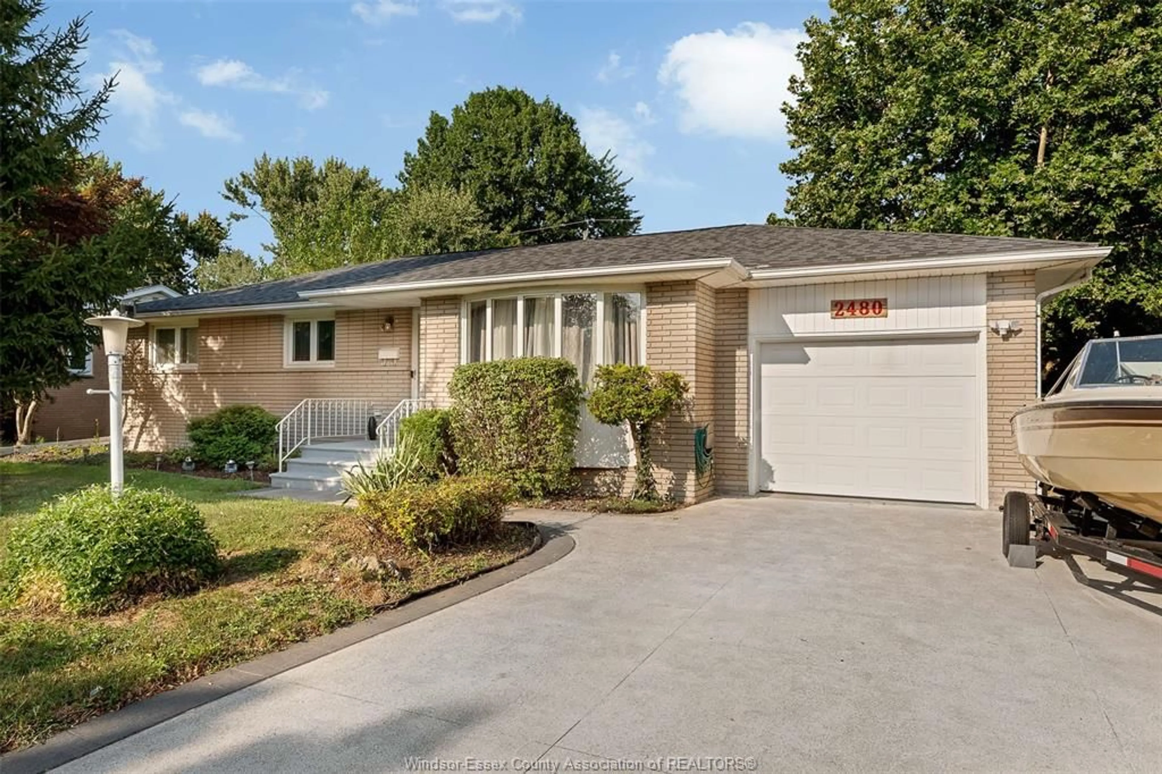 Home with vinyl exterior material, street for 2480 EVERTS, Windsor Ontario N9E 2T7