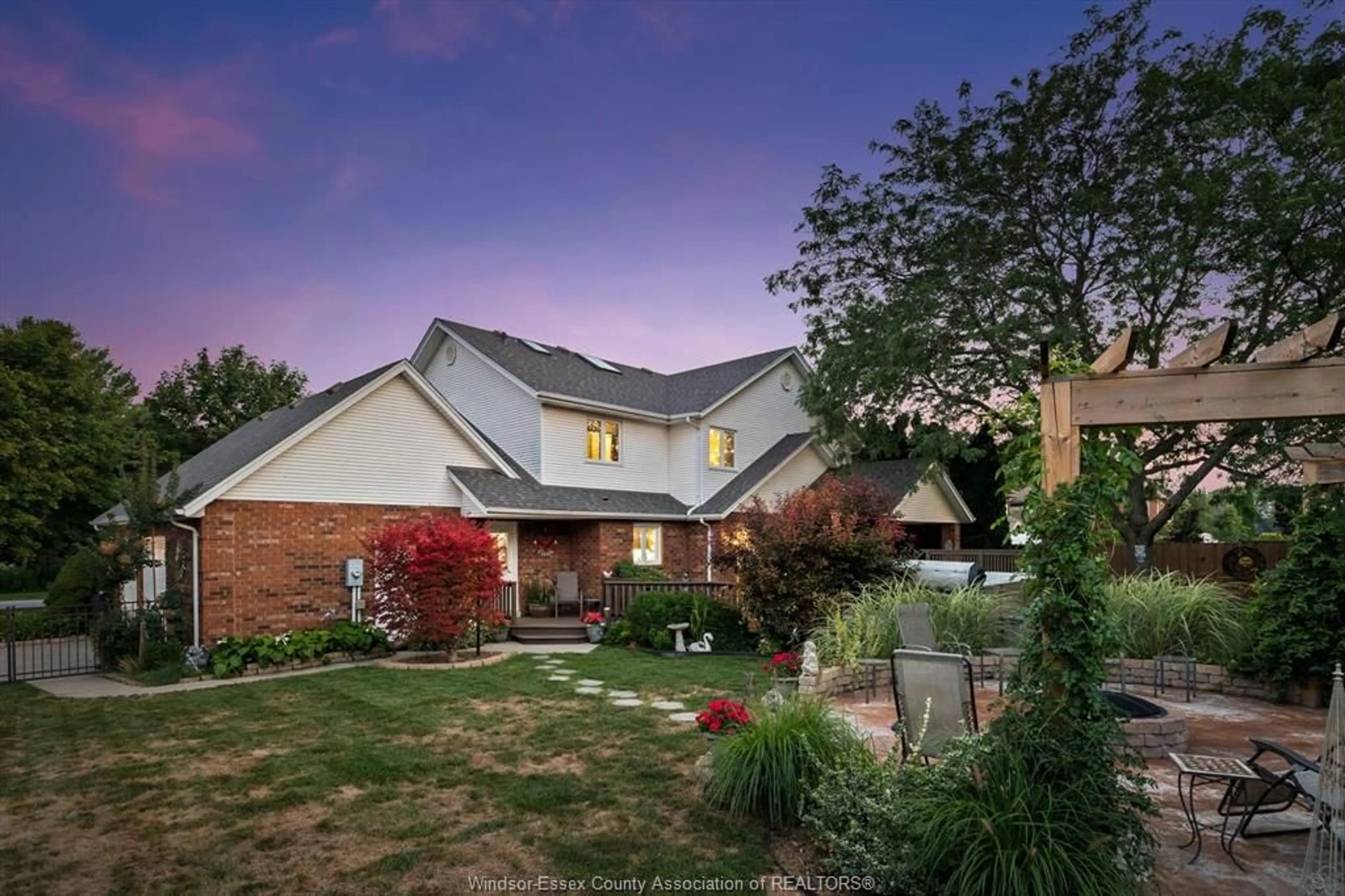 A pic from outside/outdoor area/front of a property/back of a property/a pic from drone, street for 226 TURNER Cres, Amherstburg Ontario N9Y 3T3