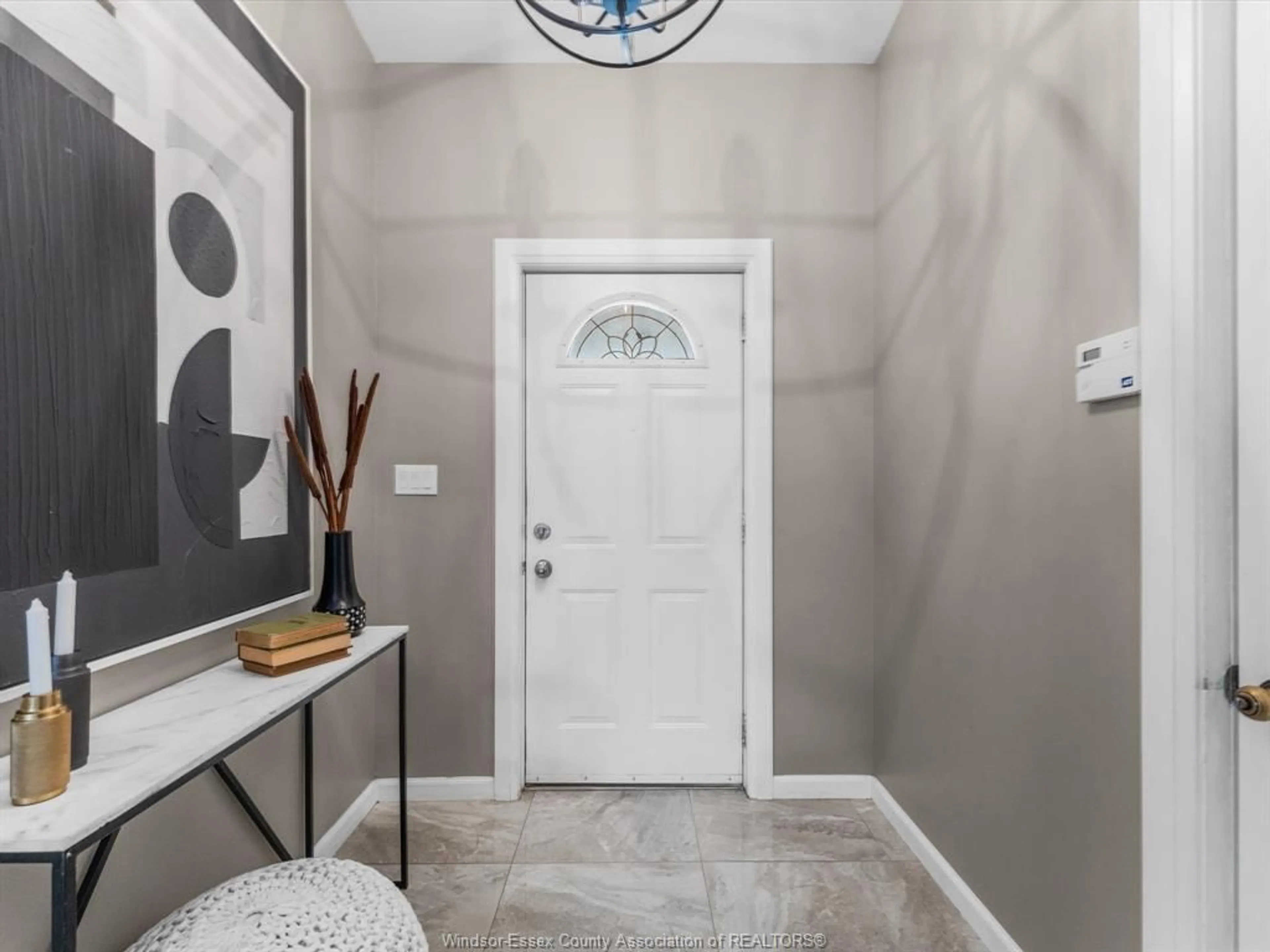 Indoor entryway for 2076 EDGEMORE Ave, LaSalle Ontario N9H 2E1