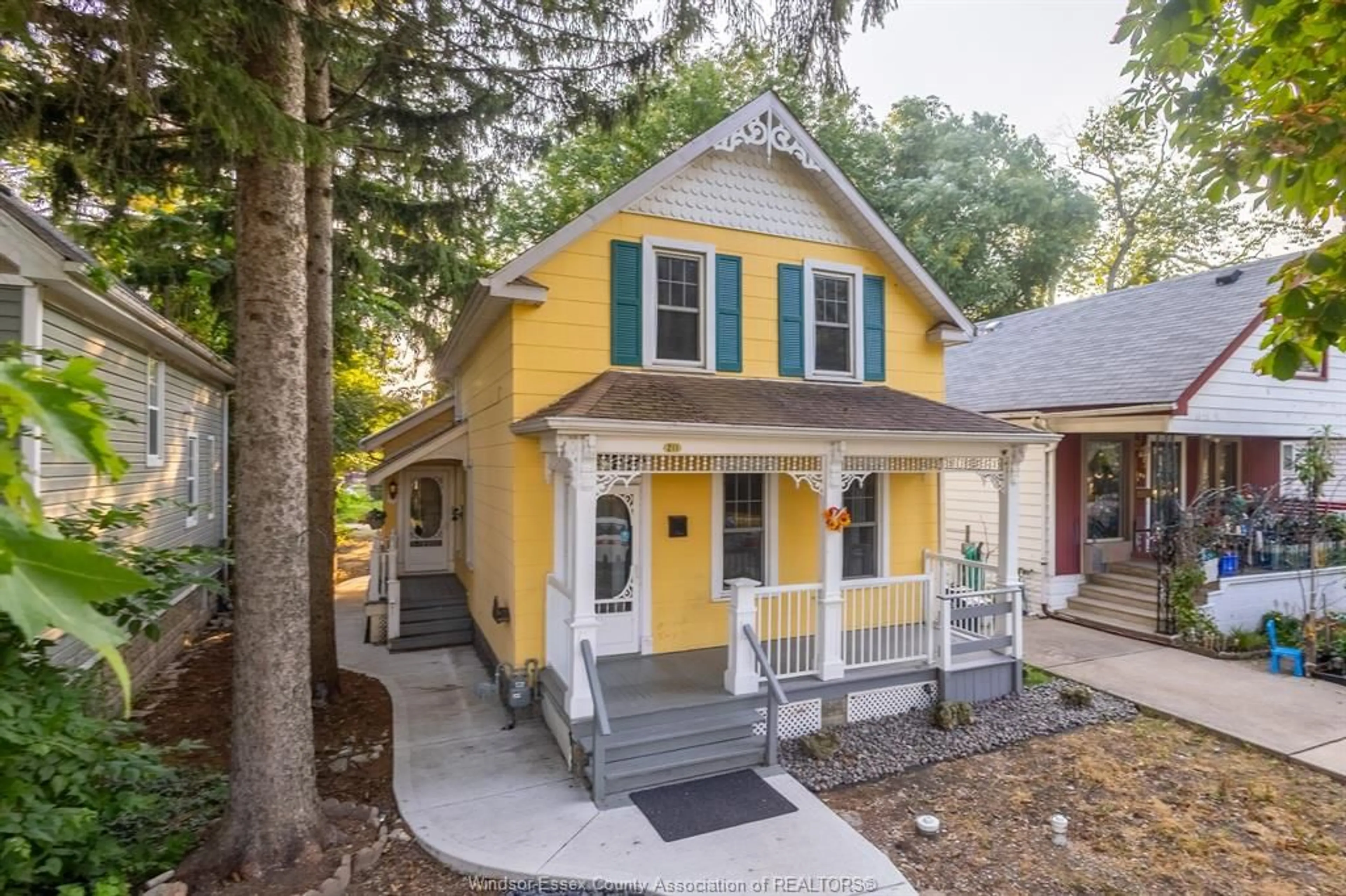 Home with vinyl exterior material, street for 211 CAMERON, Windsor Ontario N9B 1Y5