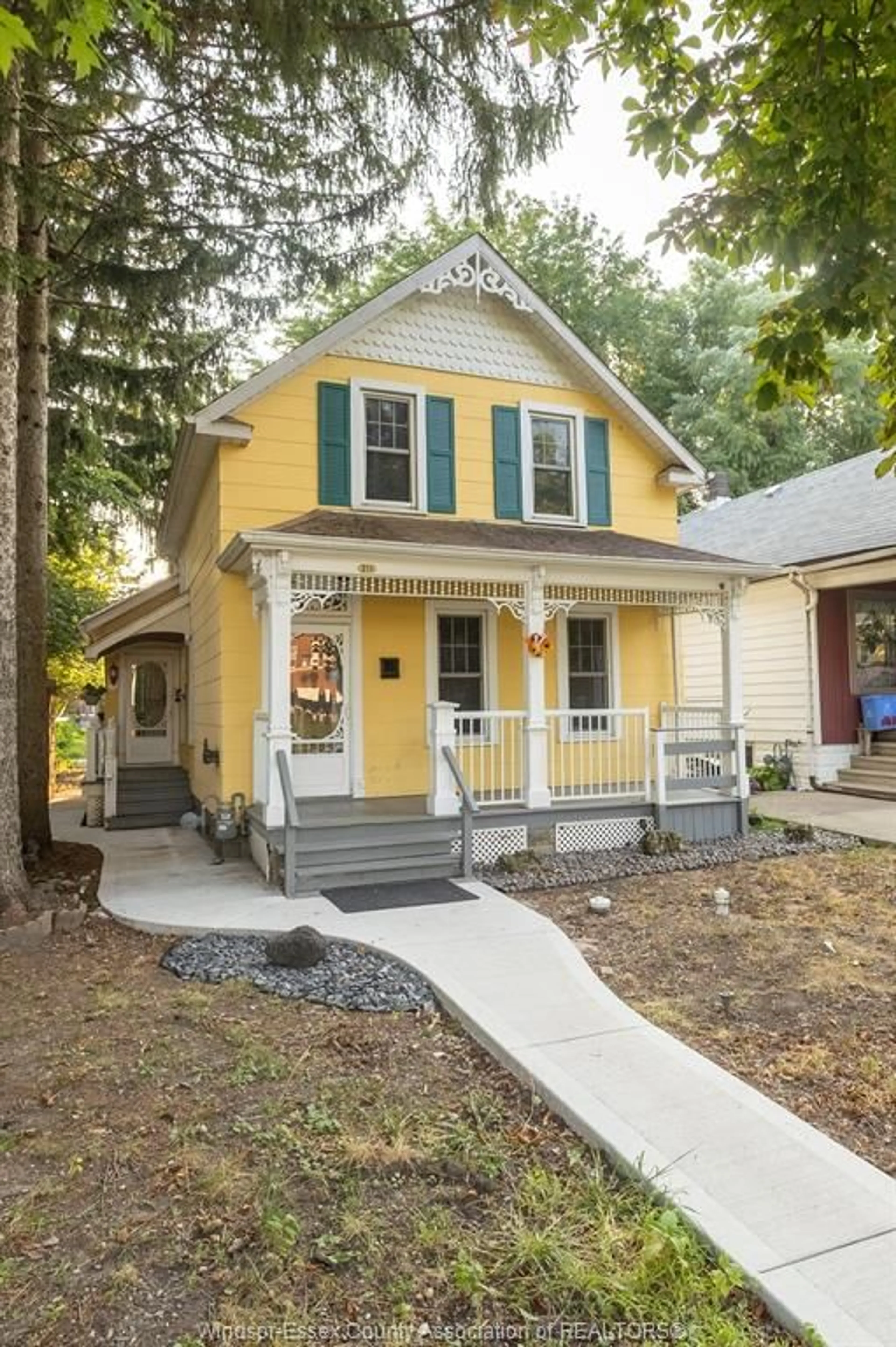 Home with vinyl exterior material, street for 211 CAMERON, Windsor Ontario N9B 1Y5