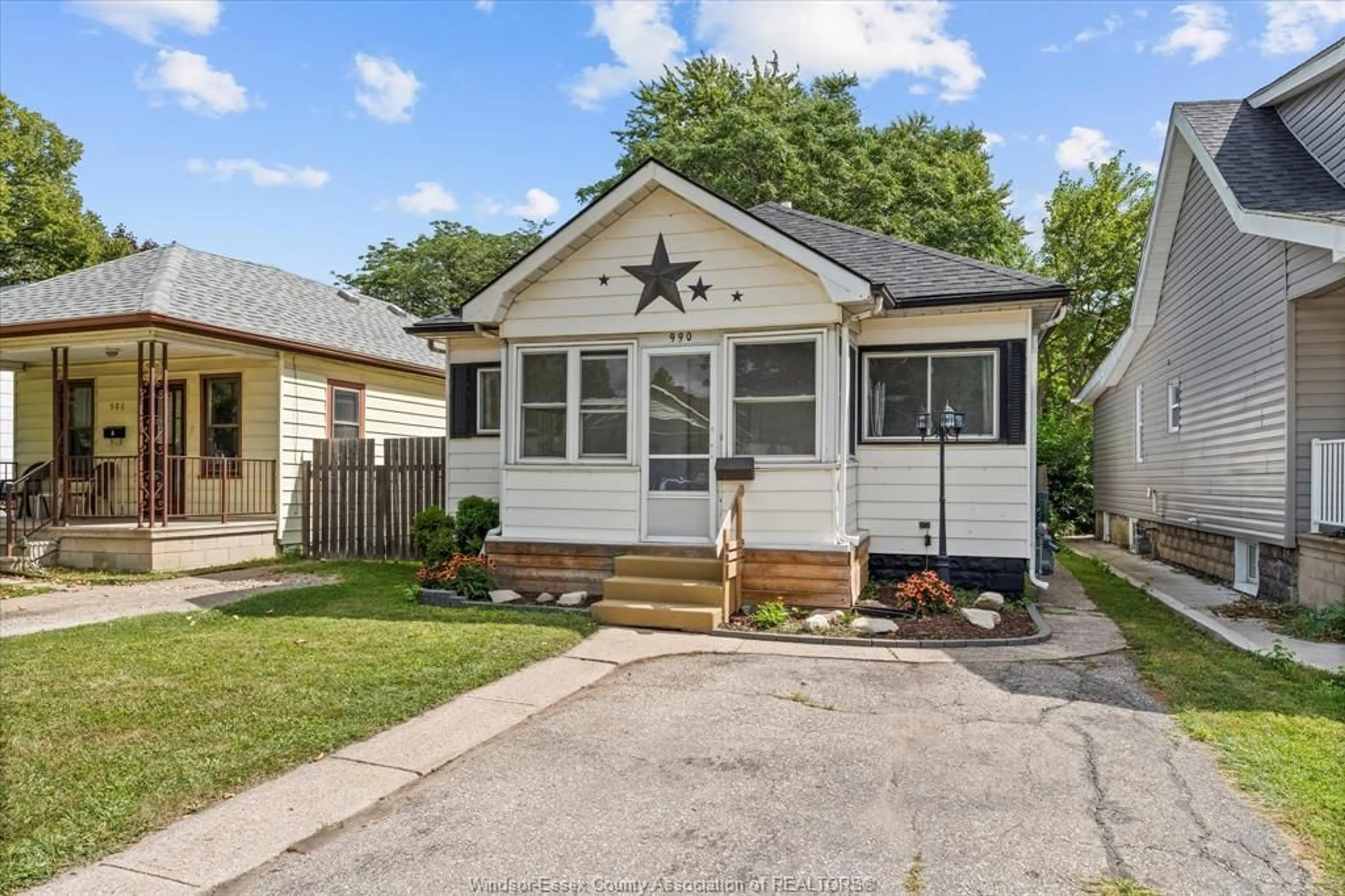 Home with vinyl exterior material, street for 990 Campbell, Windsor Ontario N9B 2J2