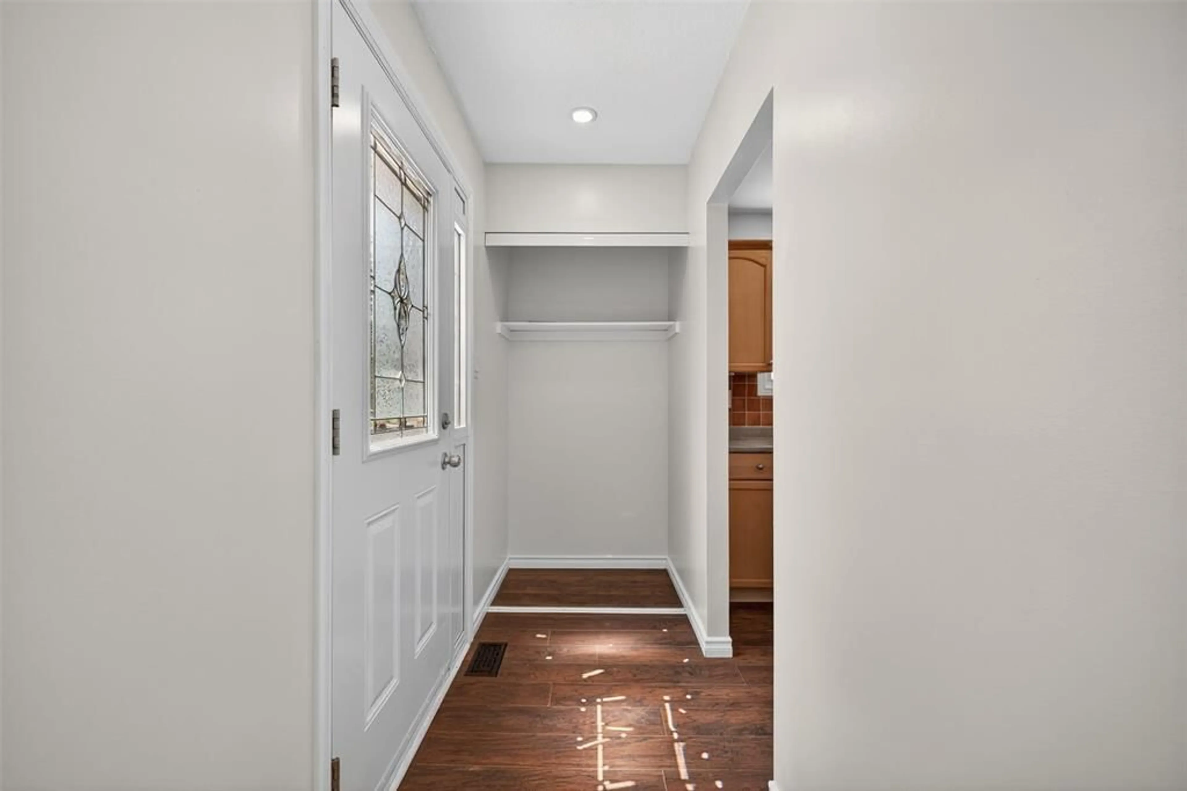 Indoor entryway for 330 Somerset Cres, Sarnia Ontario N7S 4G1