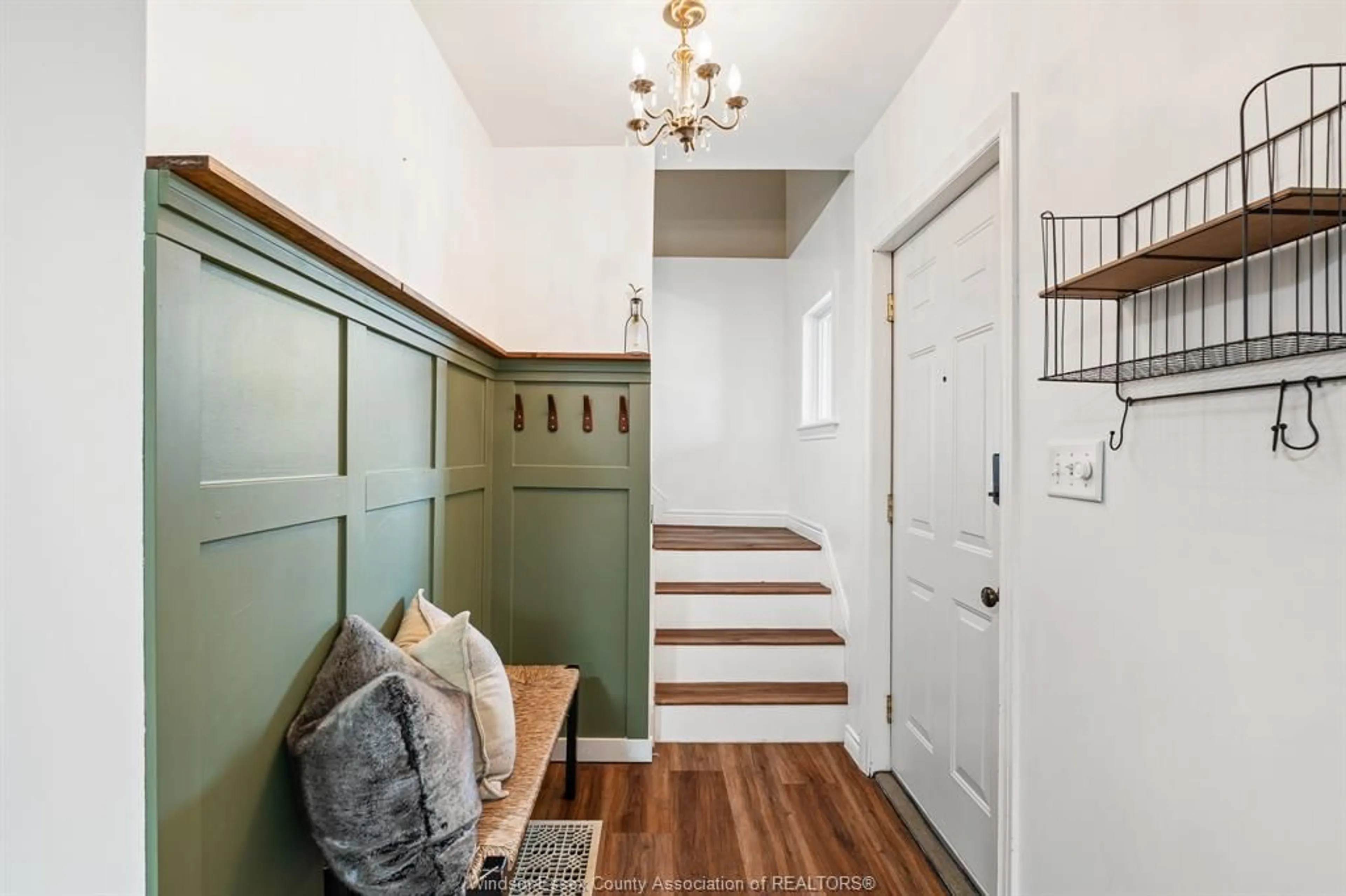Indoor entryway for 1409 MARENTETTE Ave, Windsor Ontario N9X 4E2