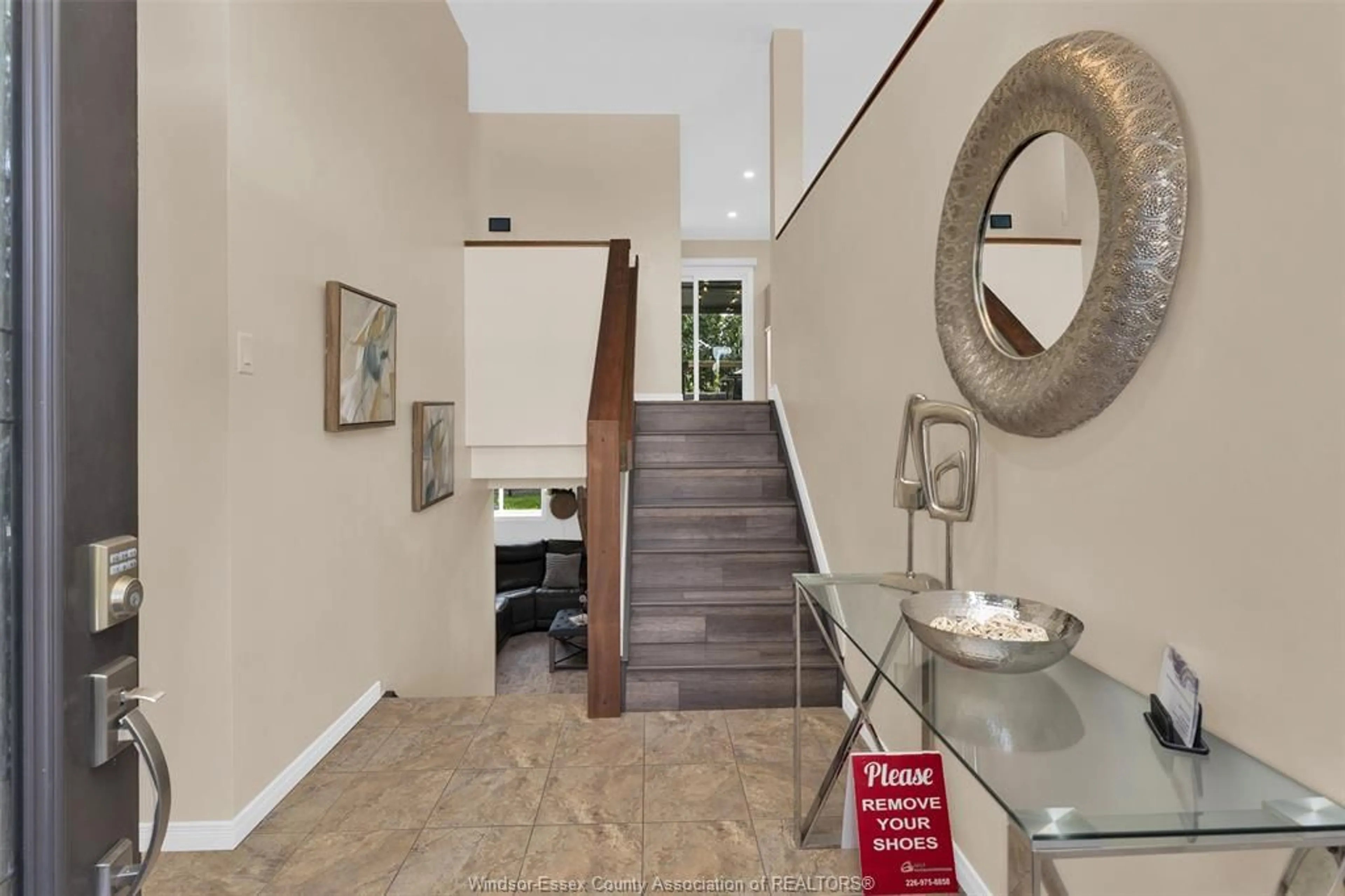 Indoor foyer for 300 JOLLY Ave, Sandwich West Ontario N9J 3T2