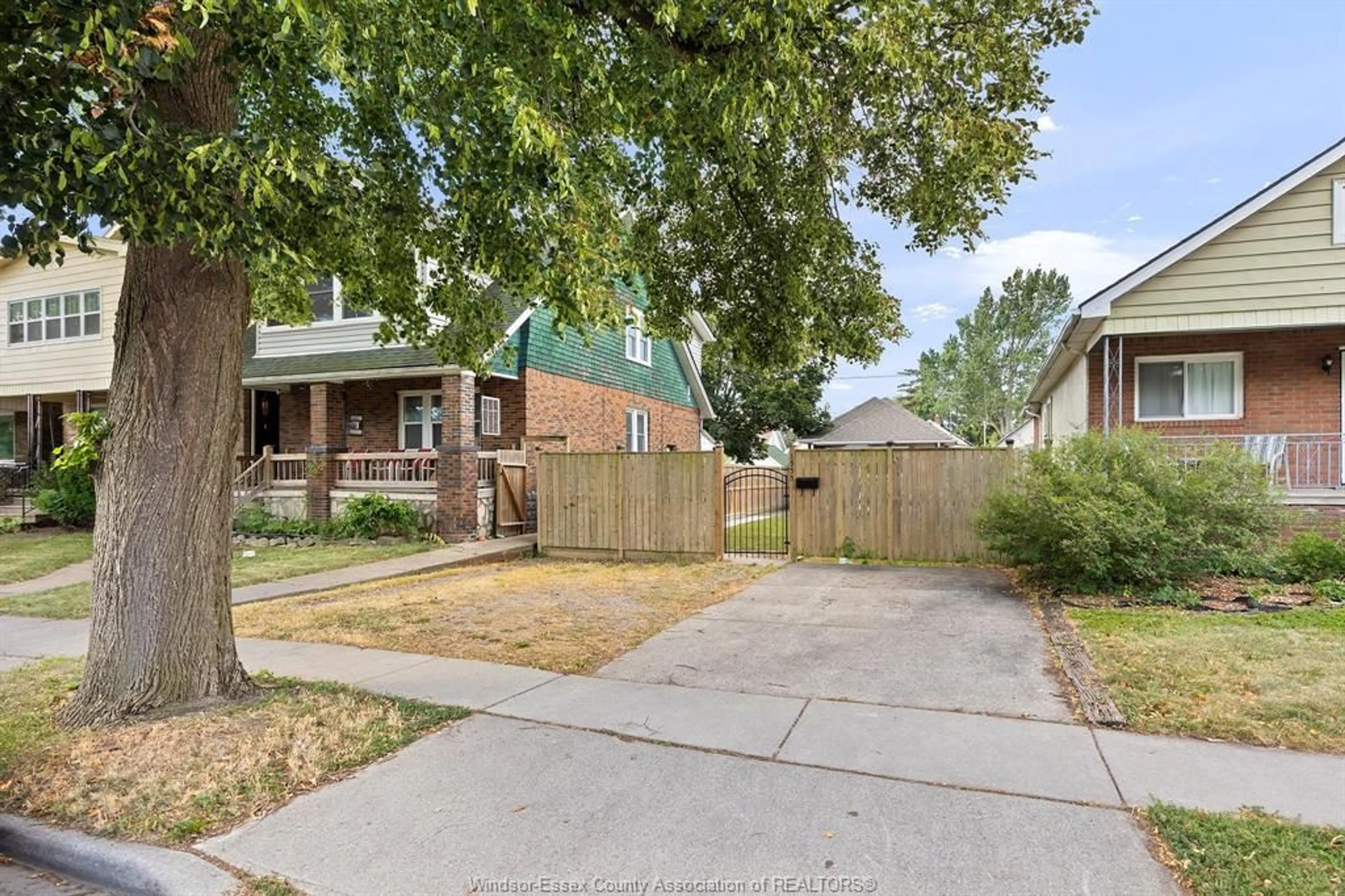 A pic from outside/outdoor area/front of a property/back of a property/a pic from drone, street for 1555 Gladstone, Windsor Ontario N8X 1Z3