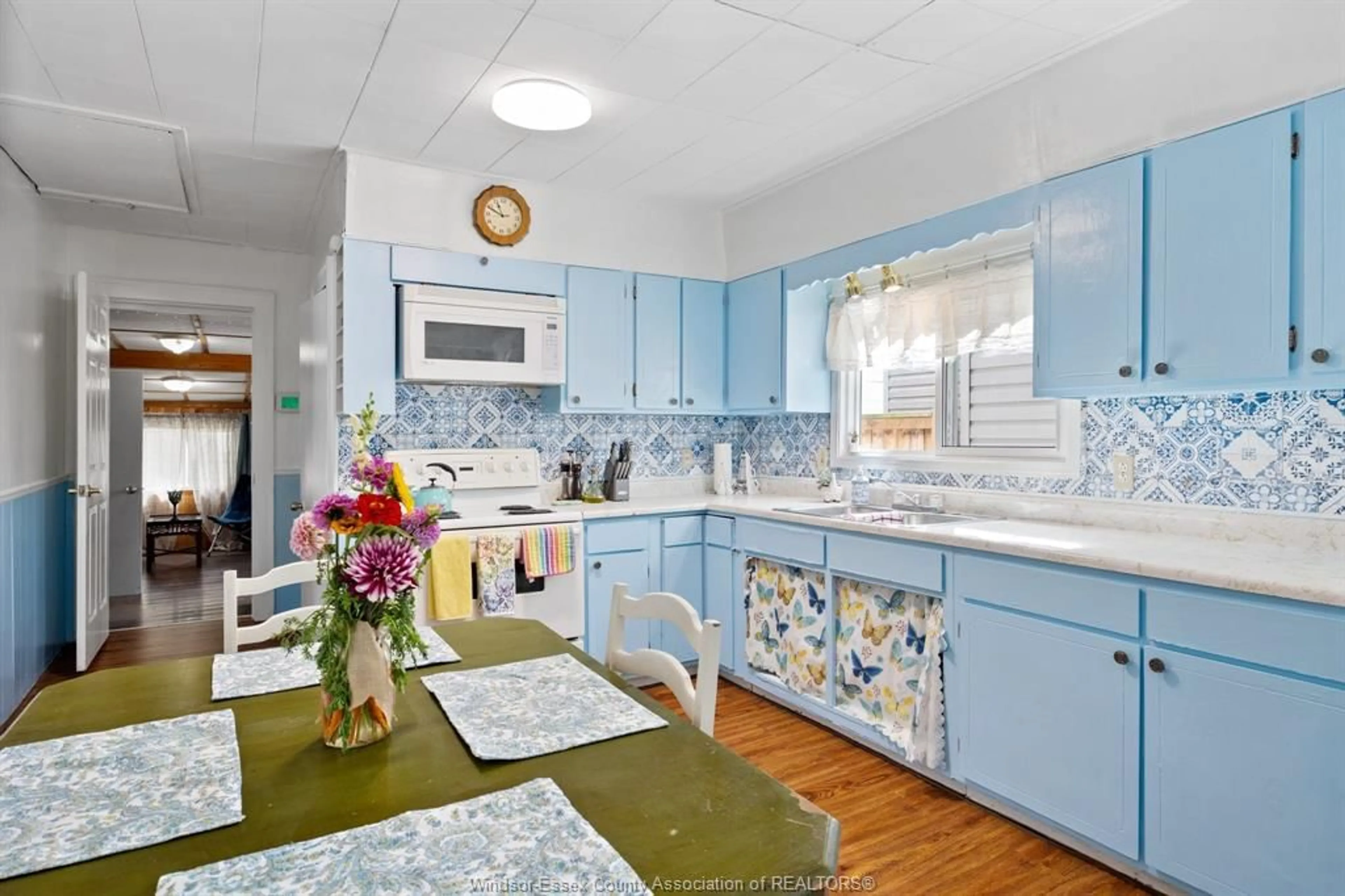Standard kitchen, ceramic/tile floor for 2256 CHURCH, Windsor Ontario N8X 1V9