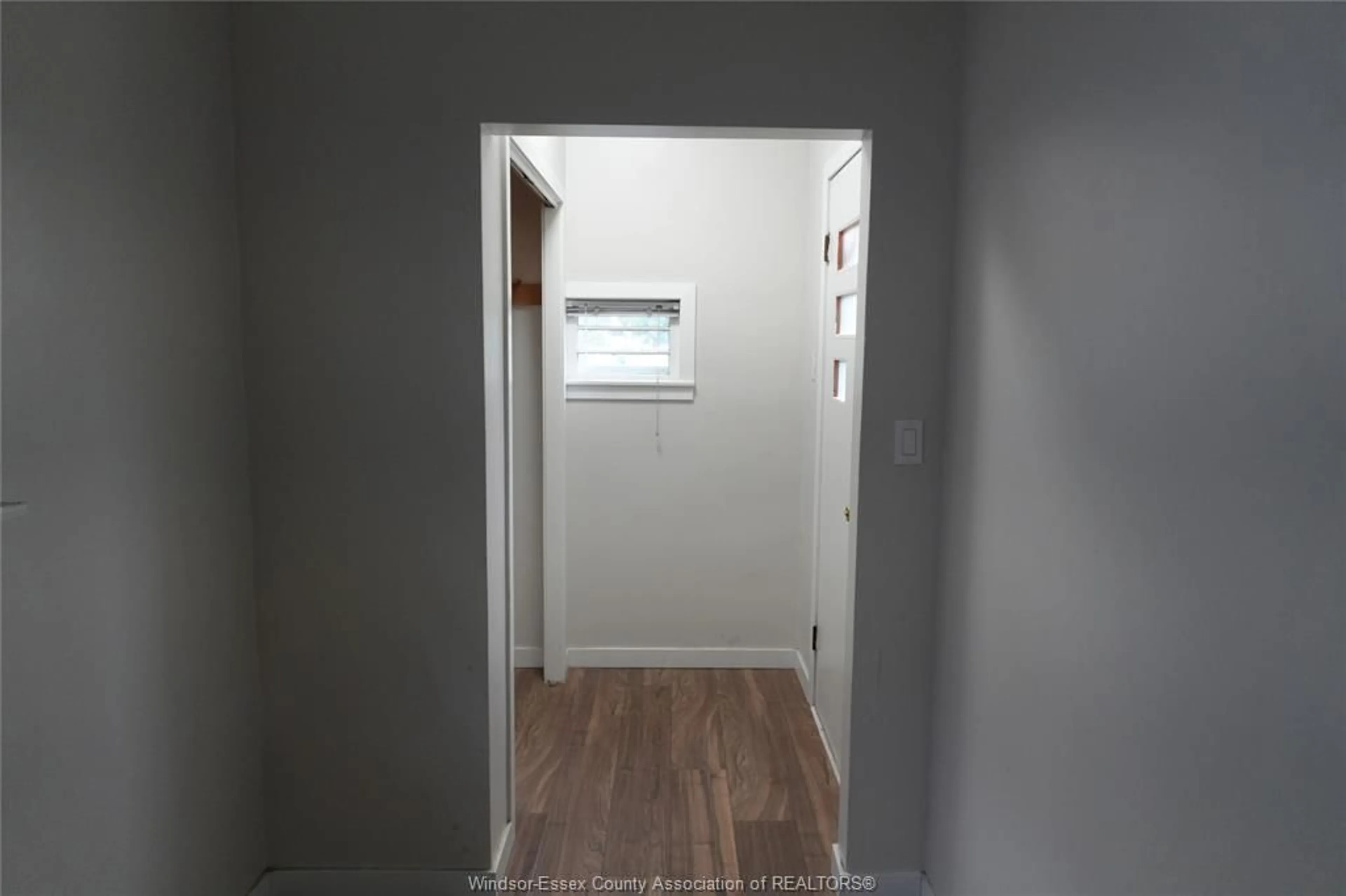 Indoor entryway for 431 KARL, Windsor Ontario N9A 5W2