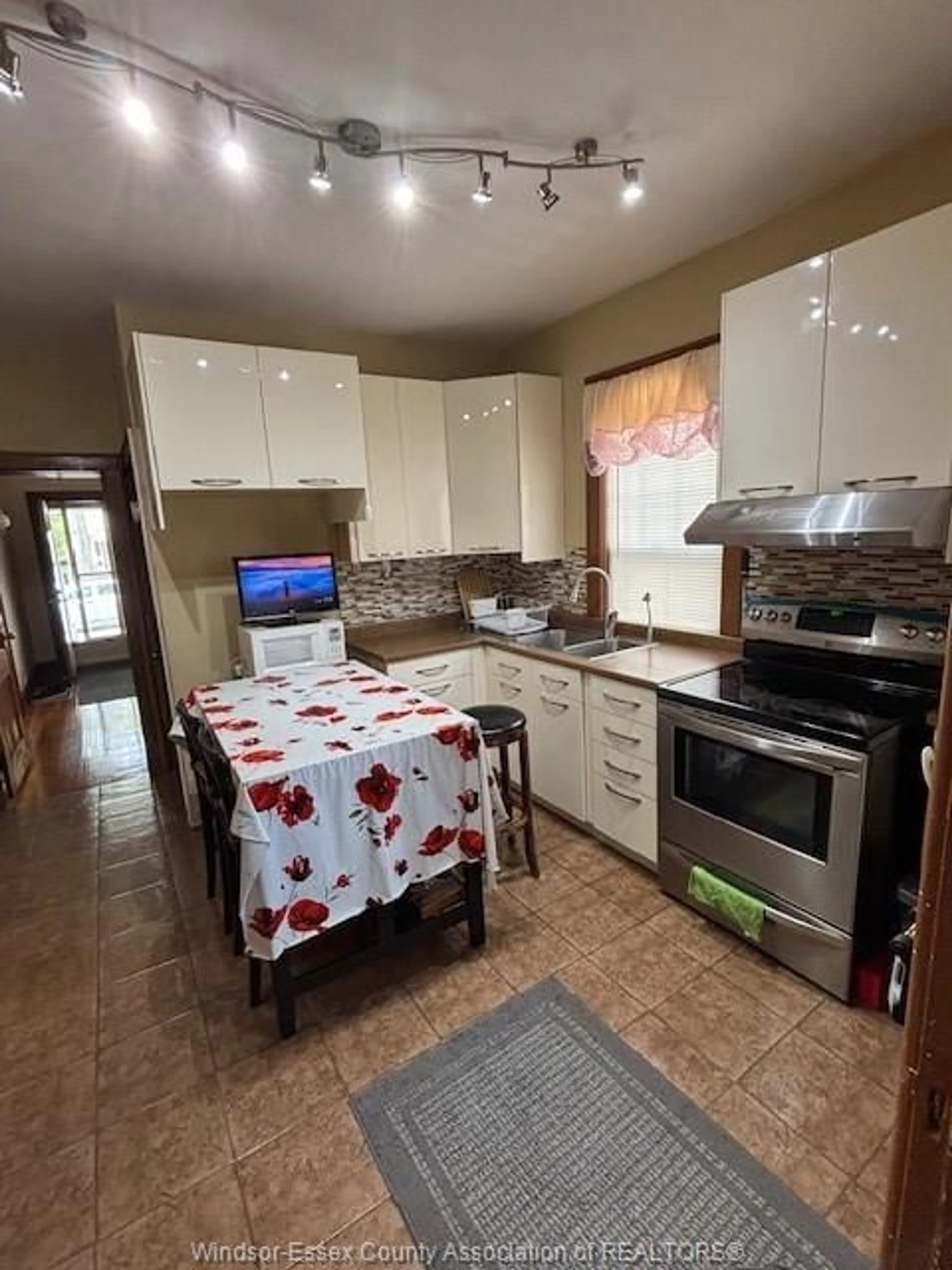 Standard kitchen, unknown for 622 JANETTE Ave, Windsor Ontario N9A 4Z7