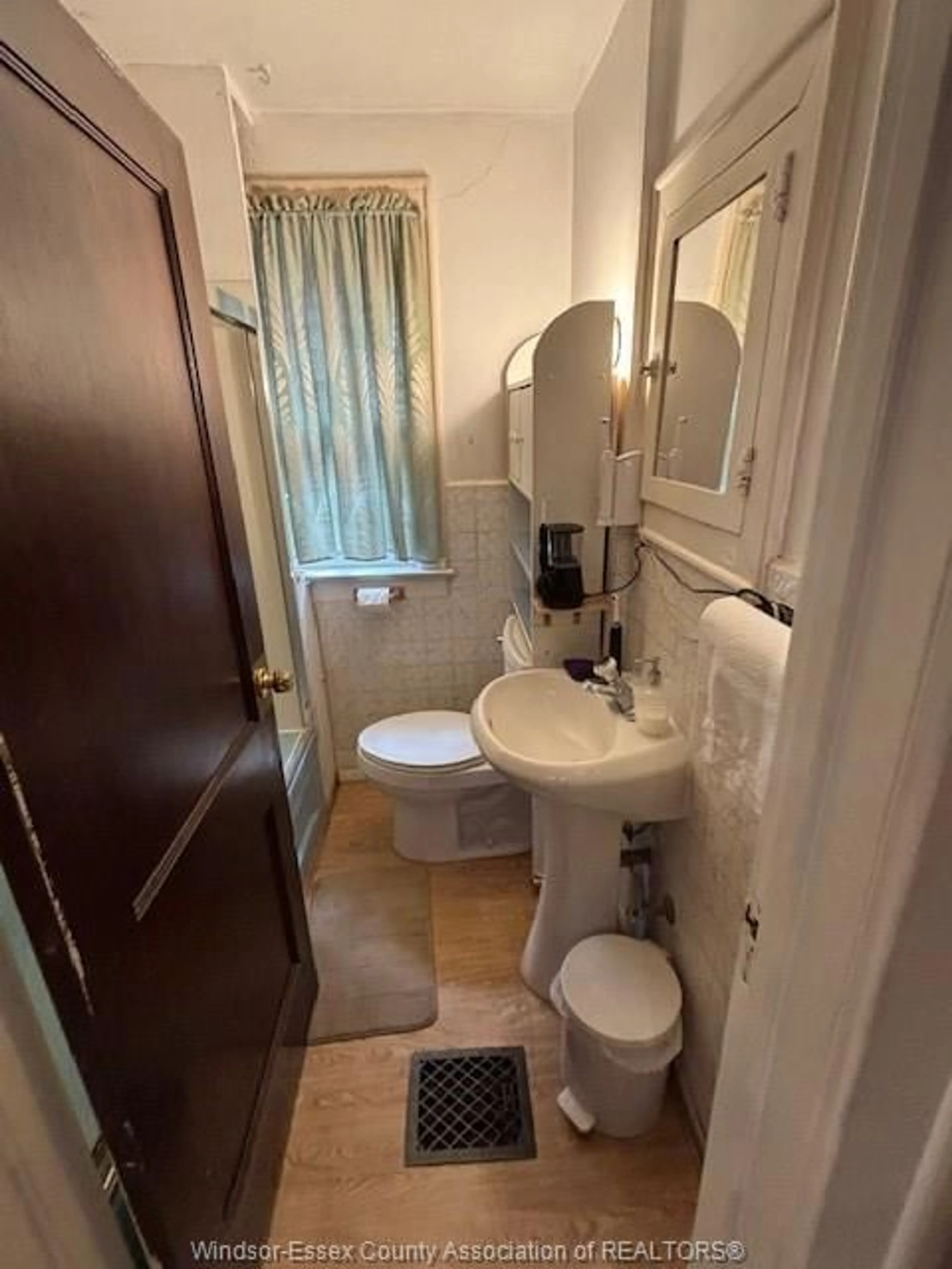Standard bathroom, unknown for 622 JANETTE Ave, Windsor Ontario N9A 4Z7