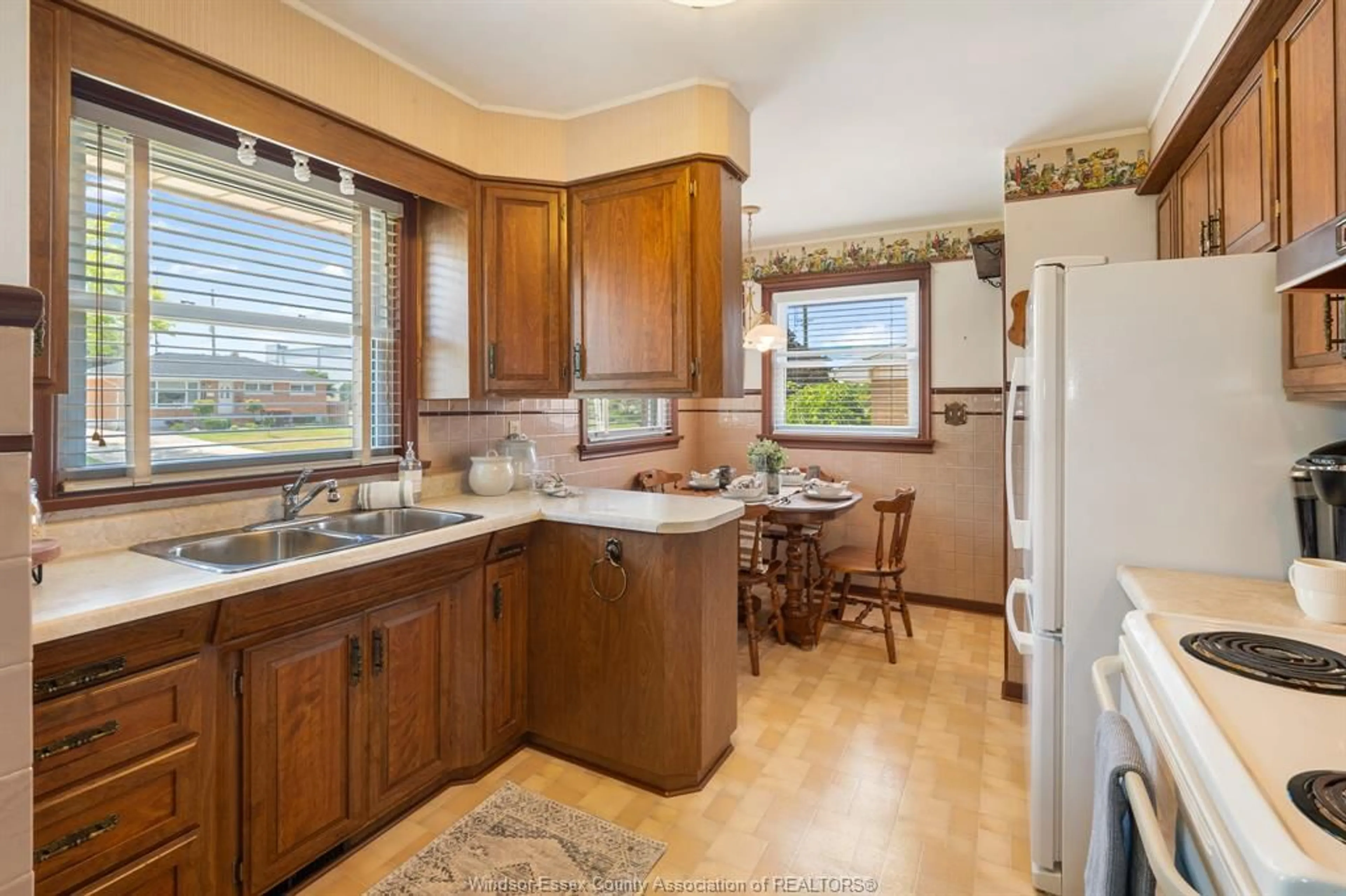 Standard kitchen, ceramic/tile floor for 31 William Ave, Leamington Ontario N8H 2G4