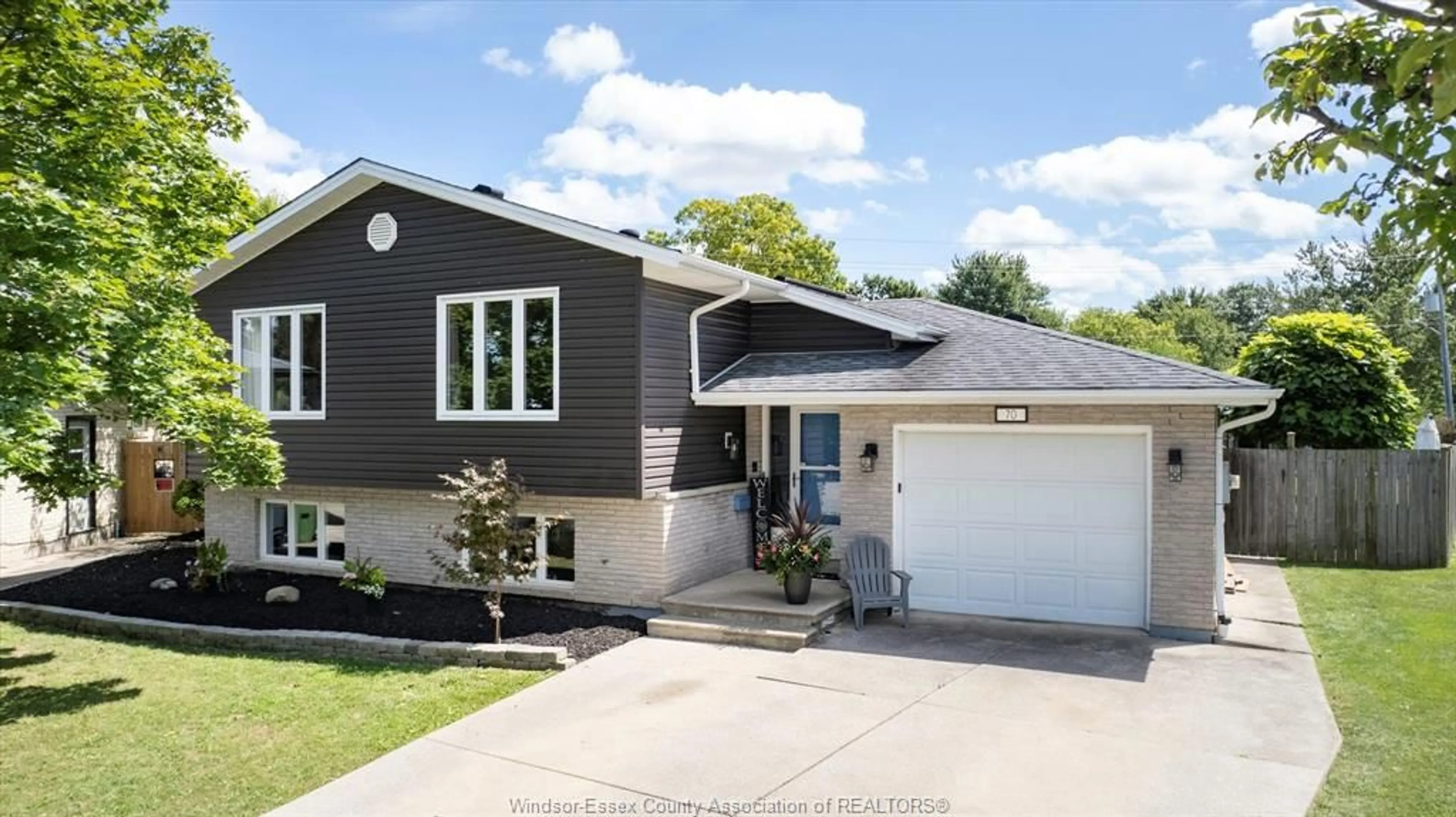 Home with vinyl exterior material, street for 70 KINGSWAY Crt, Essex Ontario N8M 3E1