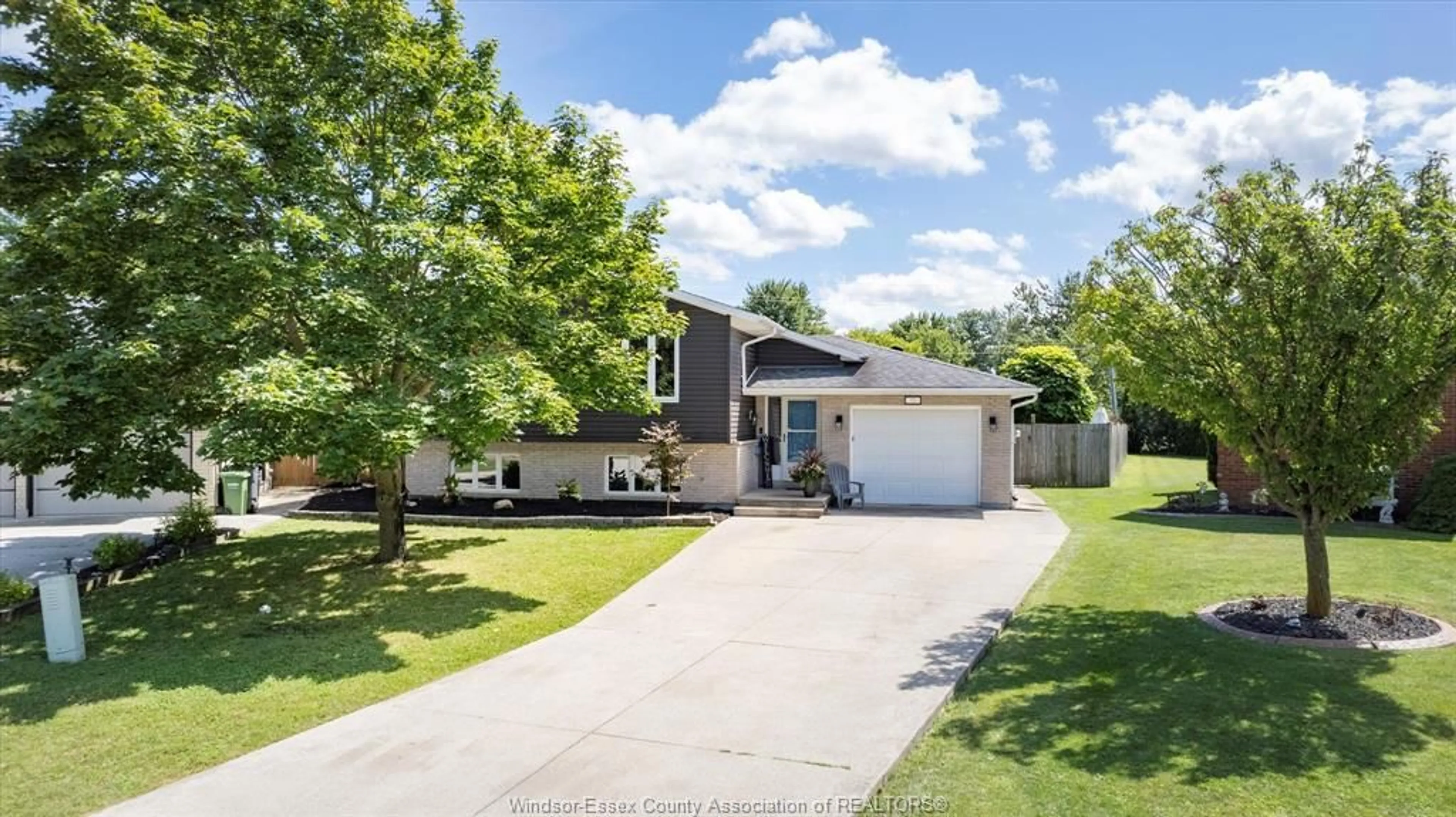A pic from outside/outdoor area/front of a property/back of a property/a pic from drone, street for 70 KINGSWAY Crt, Essex Ontario N8M 3E1