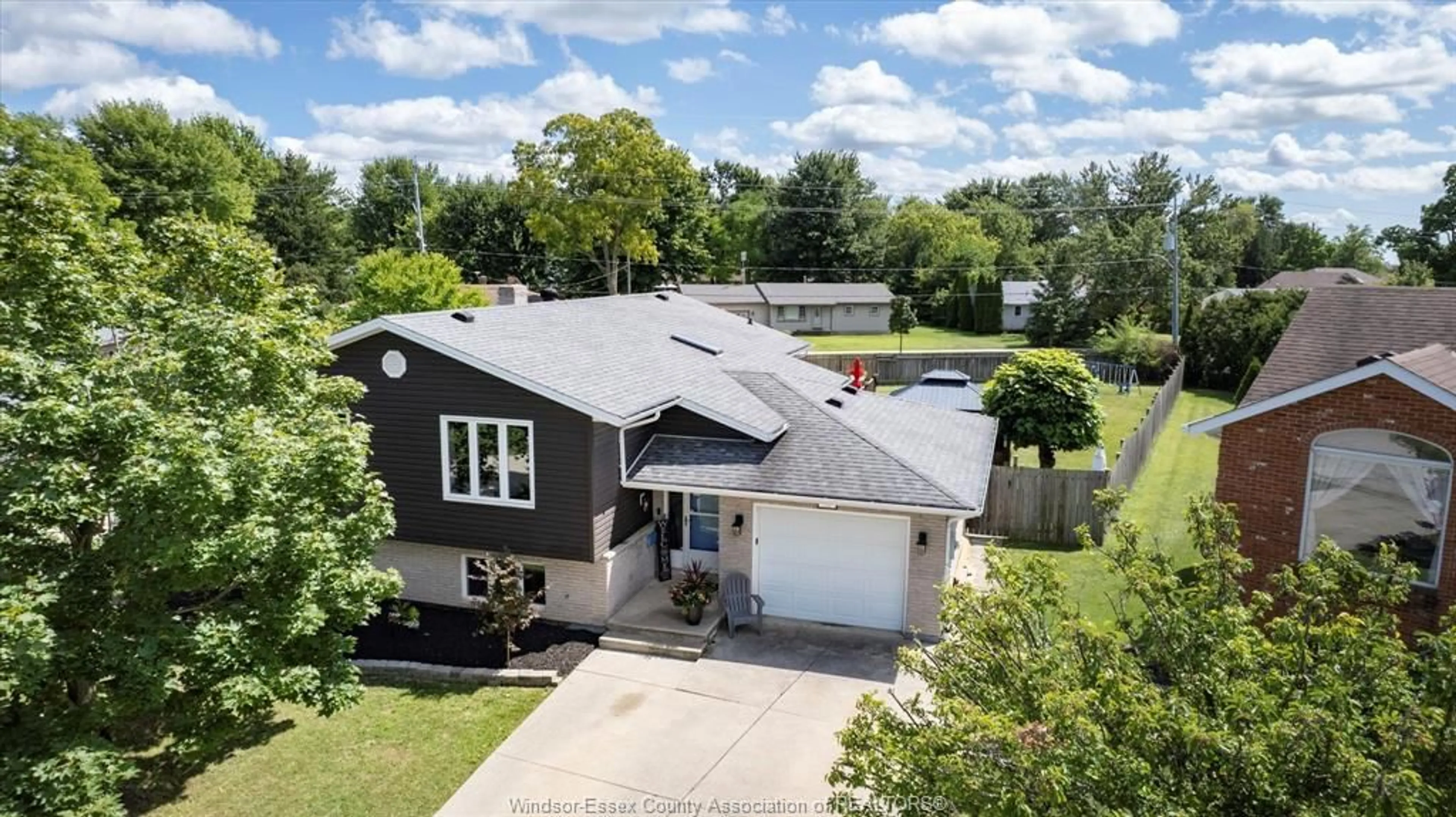 A pic from outside/outdoor area/front of a property/back of a property/a pic from drone, street for 70 KINGSWAY Crt, Essex Ontario N8M 3E1