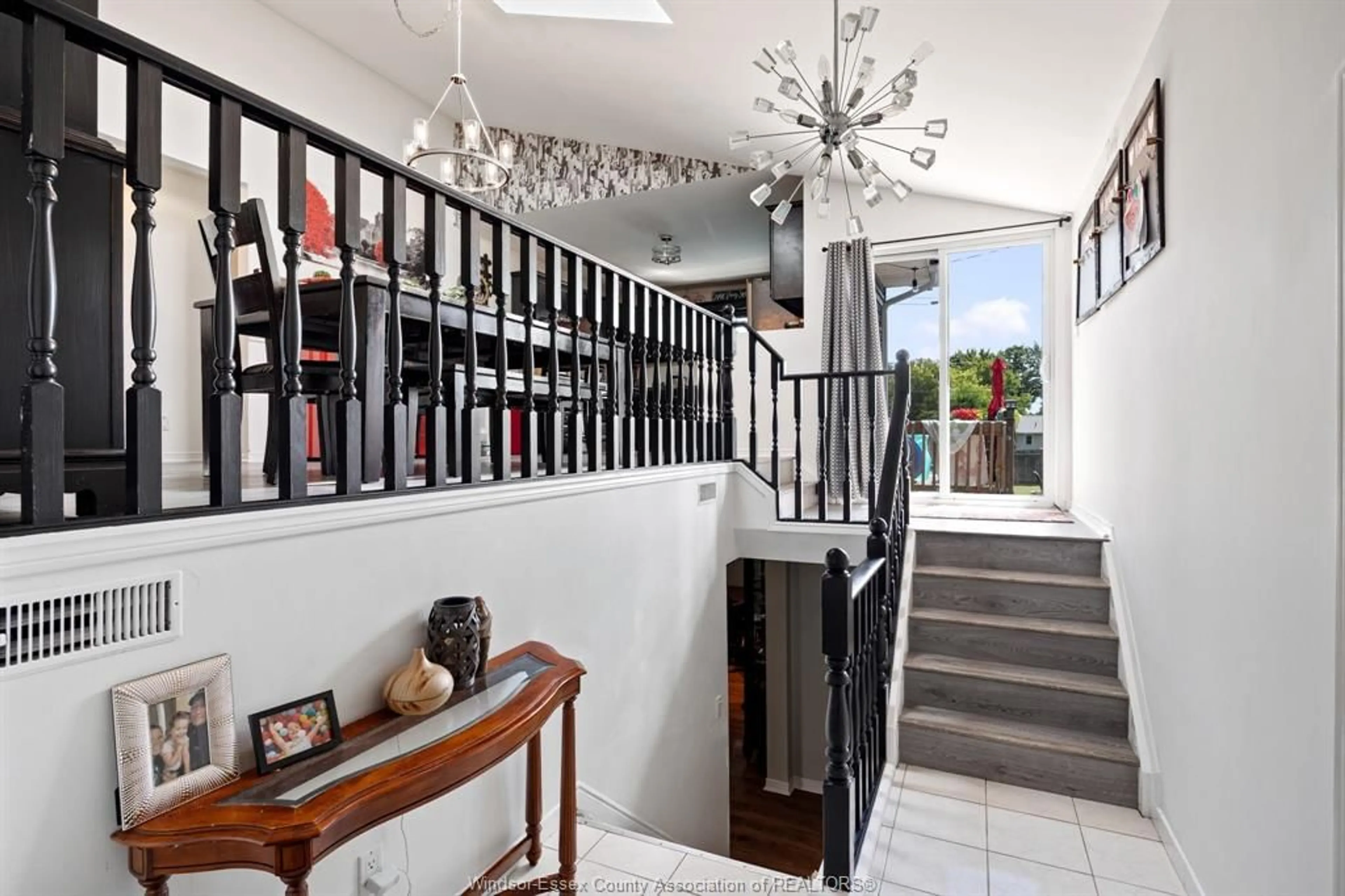 Indoor foyer for 70 KINGSWAY Crt, Essex Ontario N8M 3E1