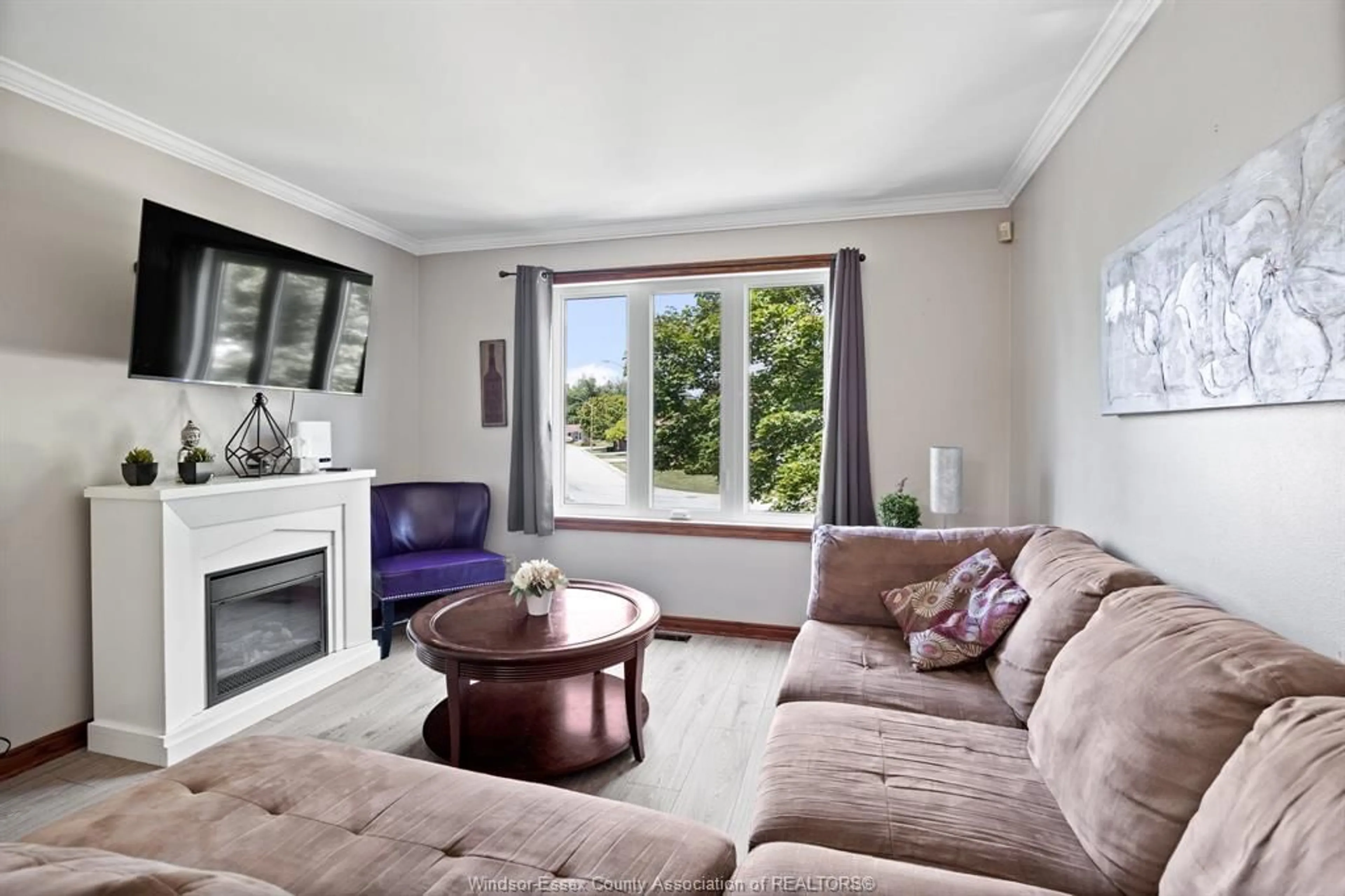 Living room with furniture, unknown for 70 KINGSWAY Crt, Essex Ontario N8M 3E1