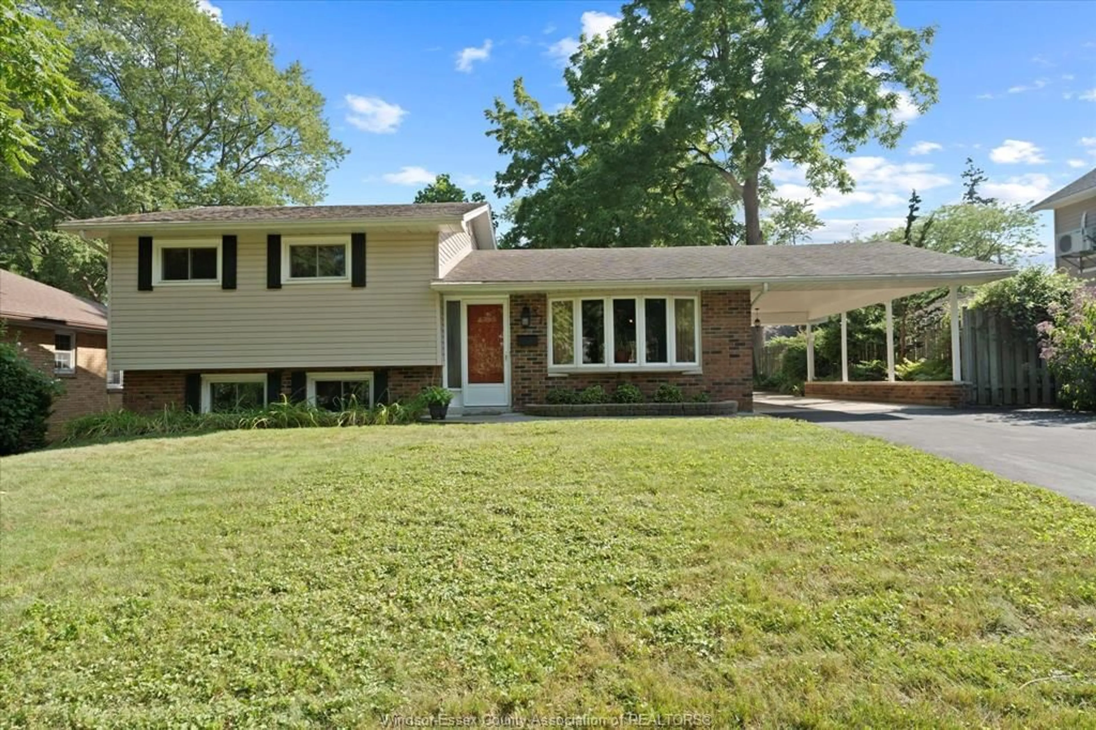 Home with brick exterior material, street for 37 MELBOURNE, Kingsville Ontario N9Y 1Y4