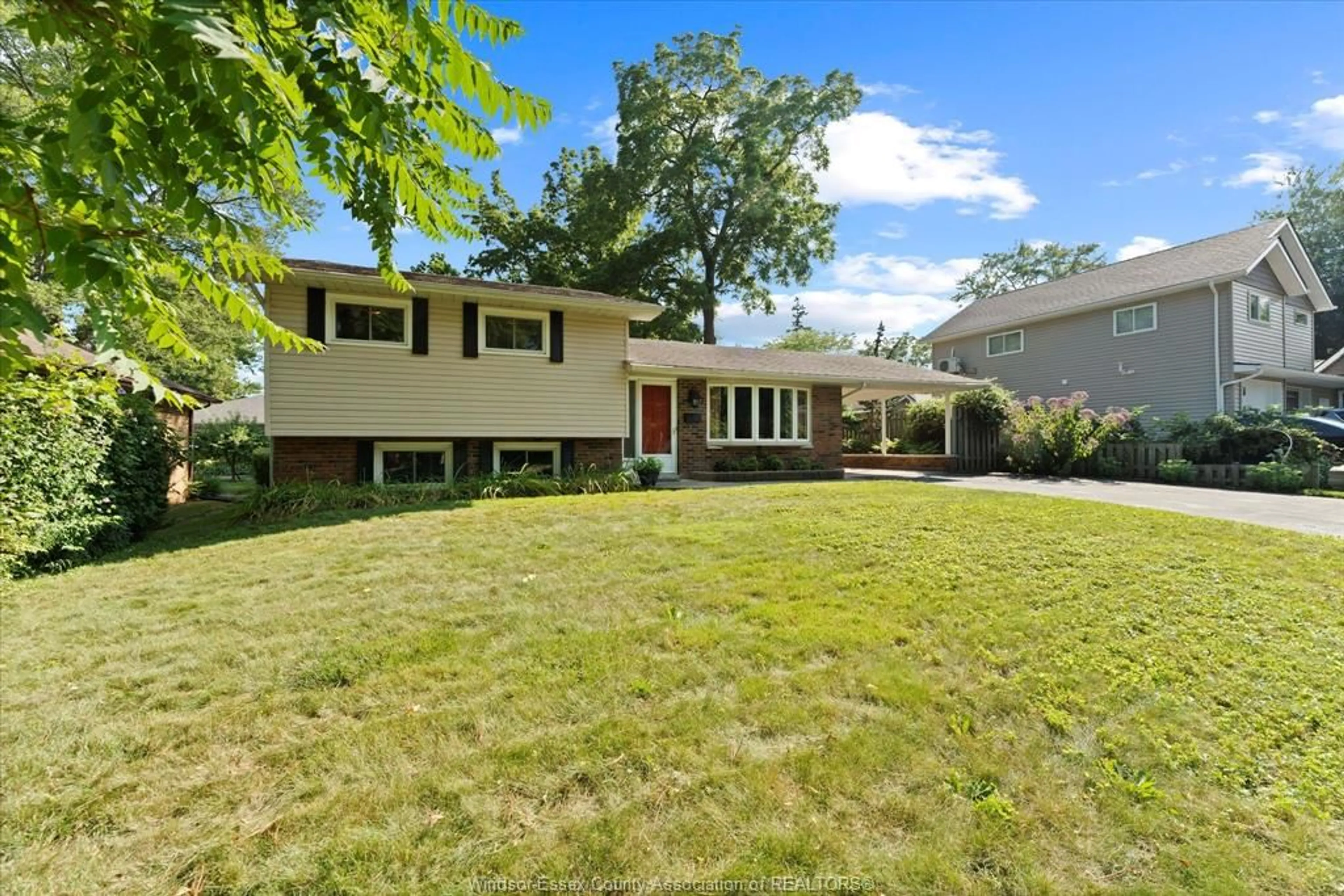 Home with vinyl exterior material, street for 37 MELBOURNE, Kingsville Ontario N9Y 1Y4