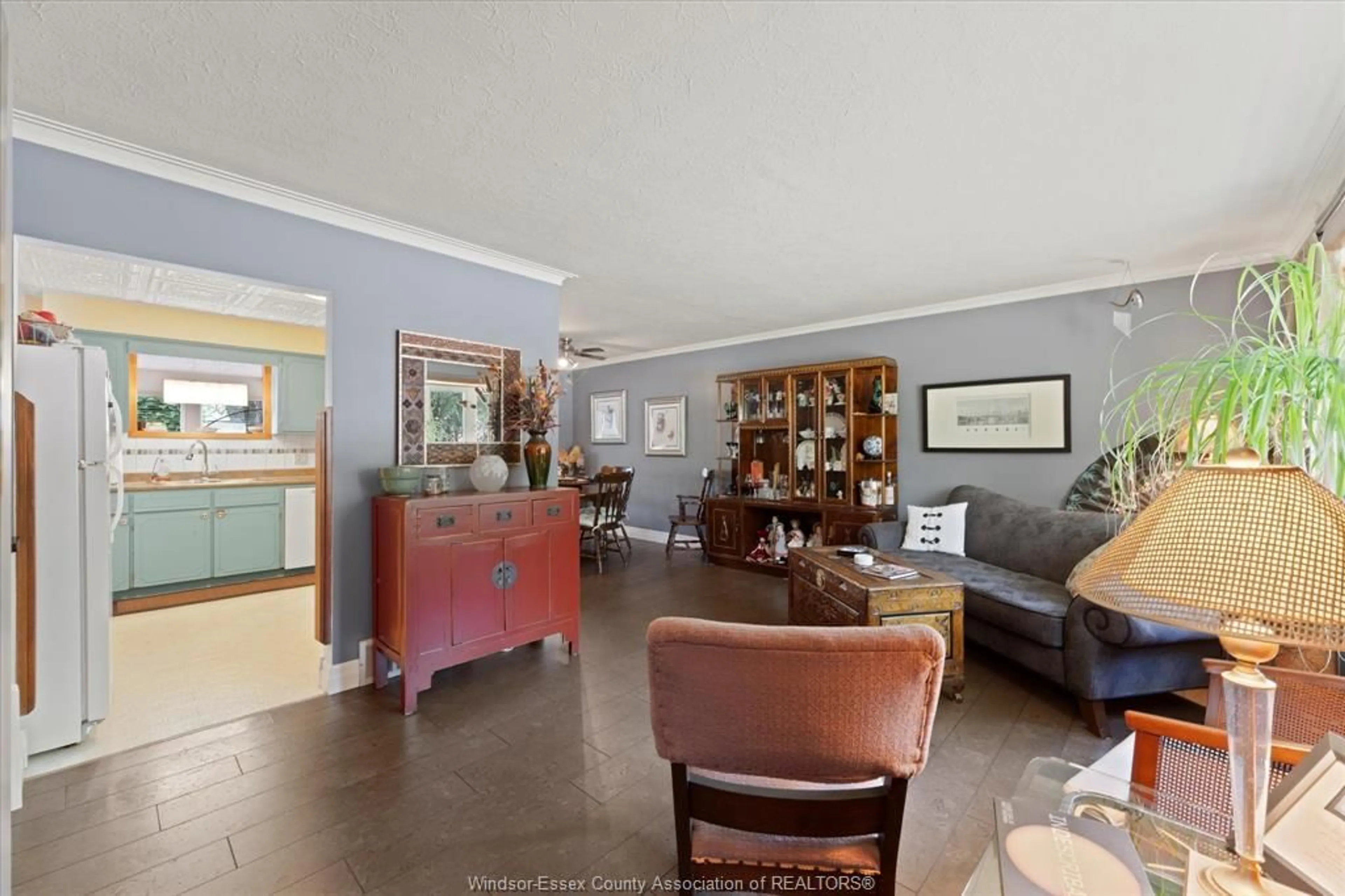 Indoor foyer for 37 MELBOURNE, Kingsville Ontario N9Y 1Y4